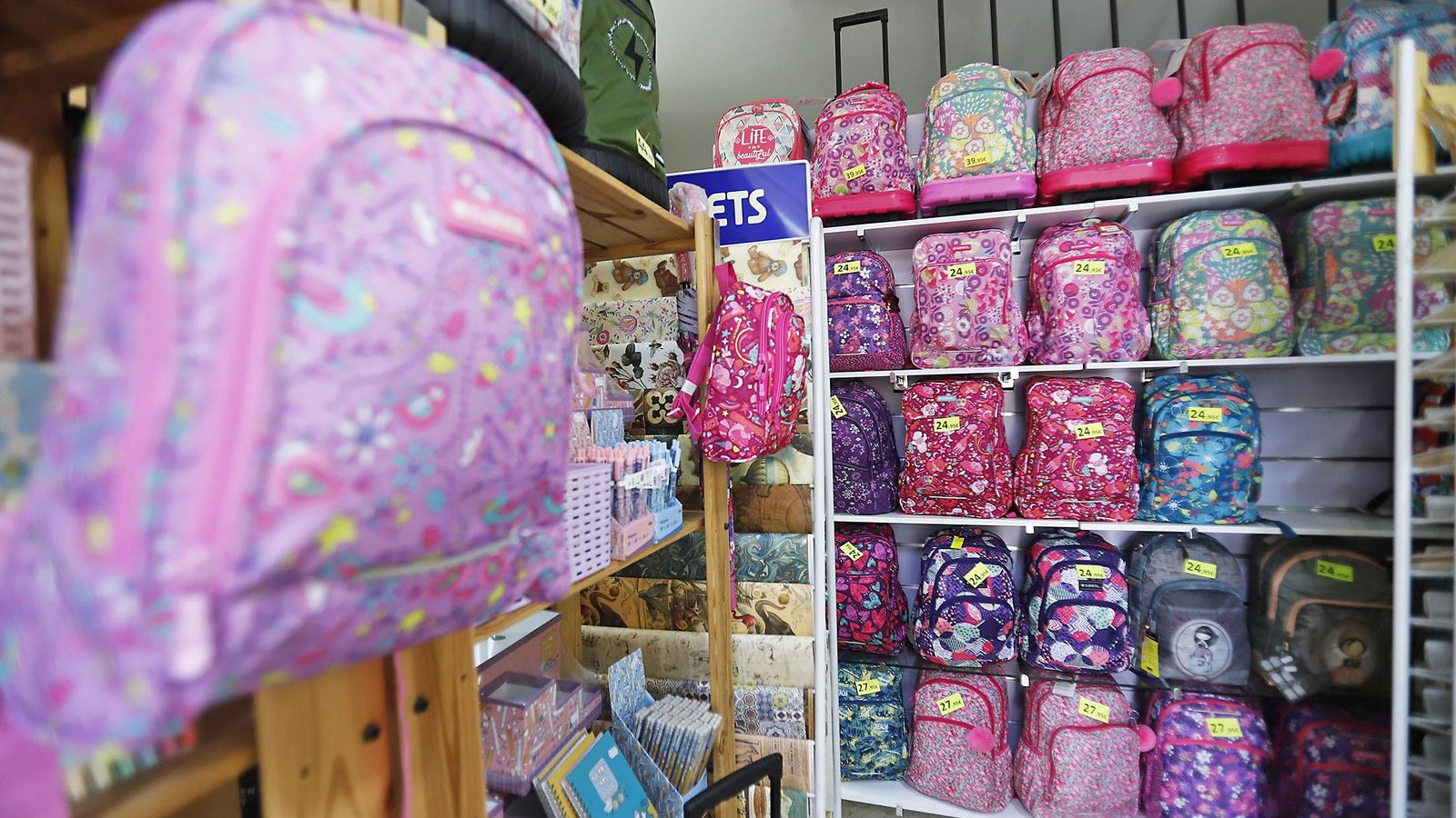 Un expositor de mochilas esperando a sus nuevos dueños.