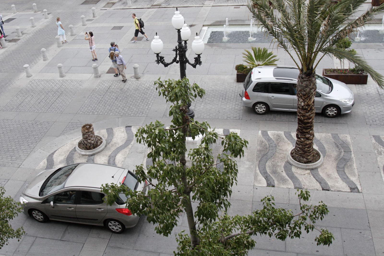 Coches circulando por zona prohibida, en una imagen de archivo.