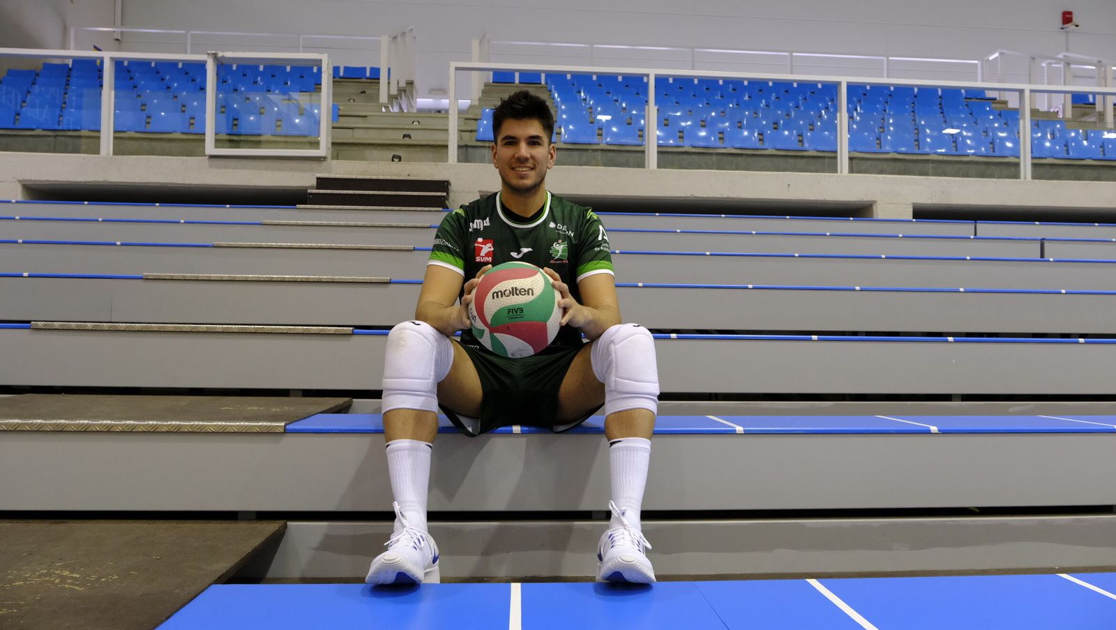 Andrés Portero, sentado en la grada del Moisés Ruiz.