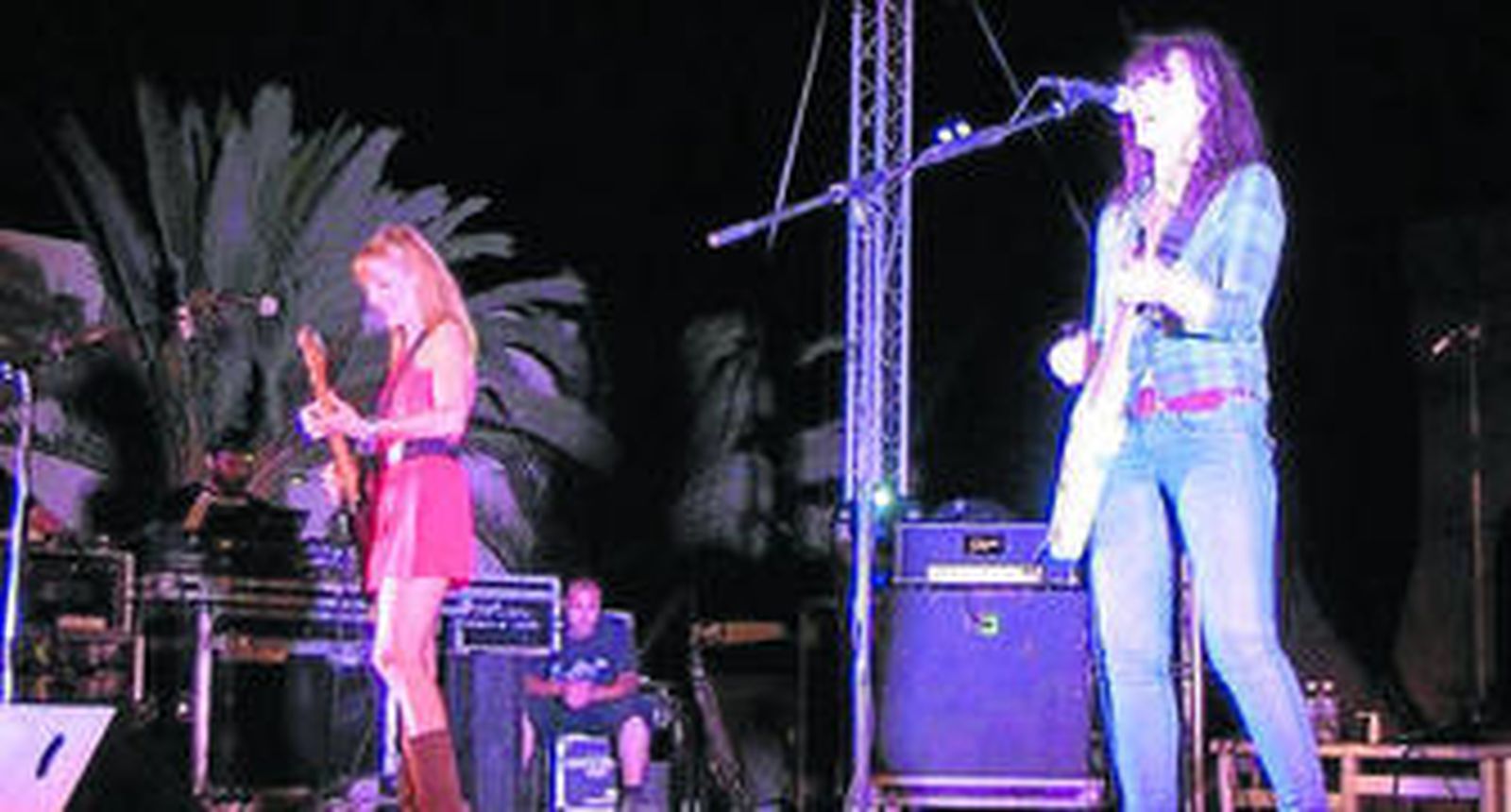 Las hermanas Amparo y Cristina Llanos en Roquetas.