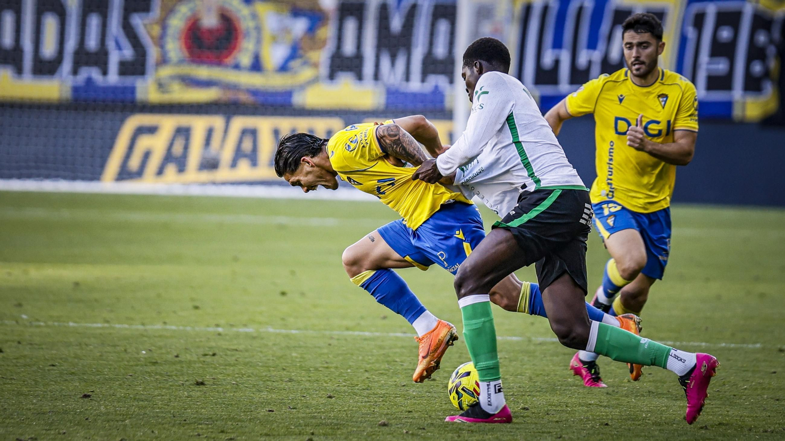 Búscate entre las imágenes del partido de fútbol Cádiz CF - Racing de Santander