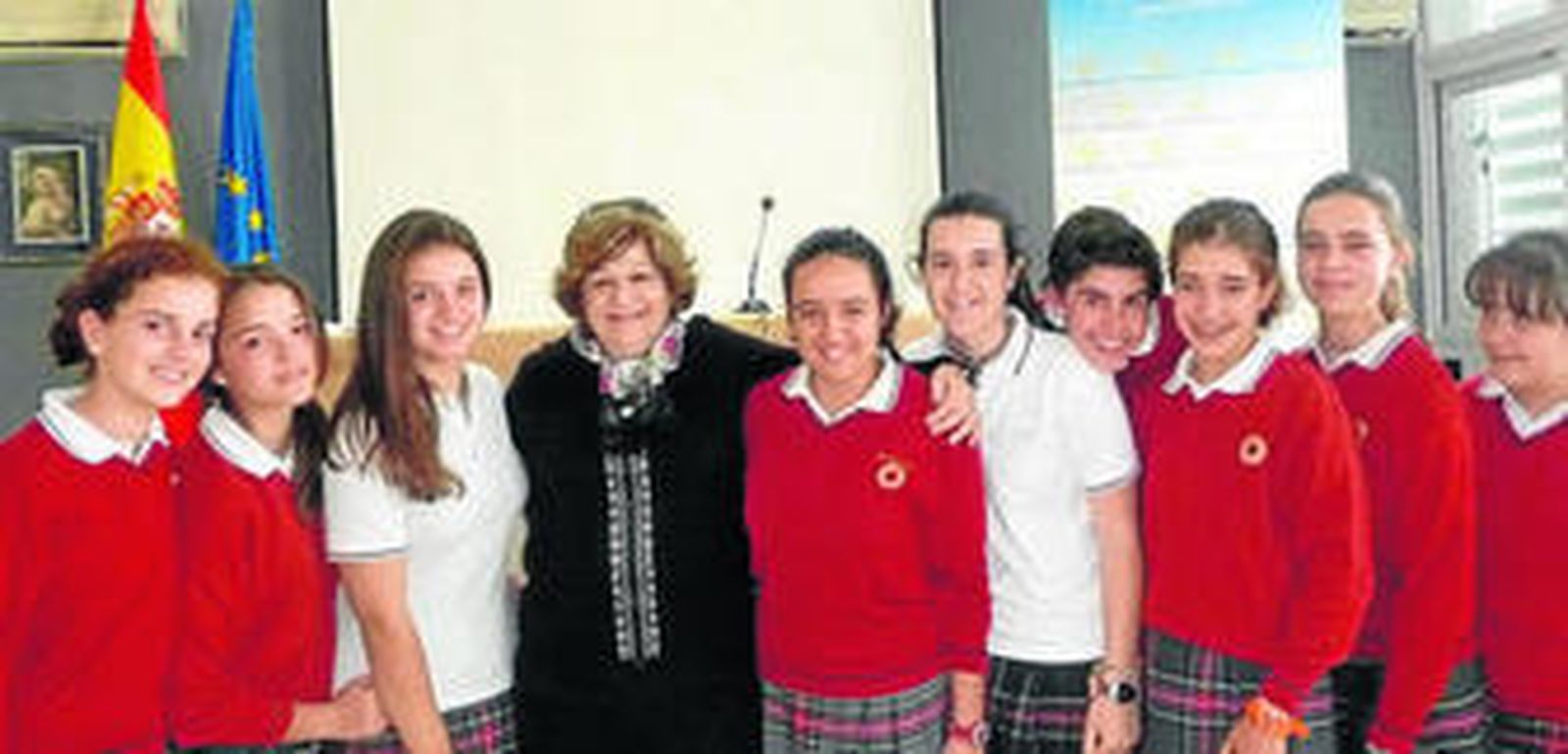 Paquita Saavedra con un grupo de alumnas del centro.