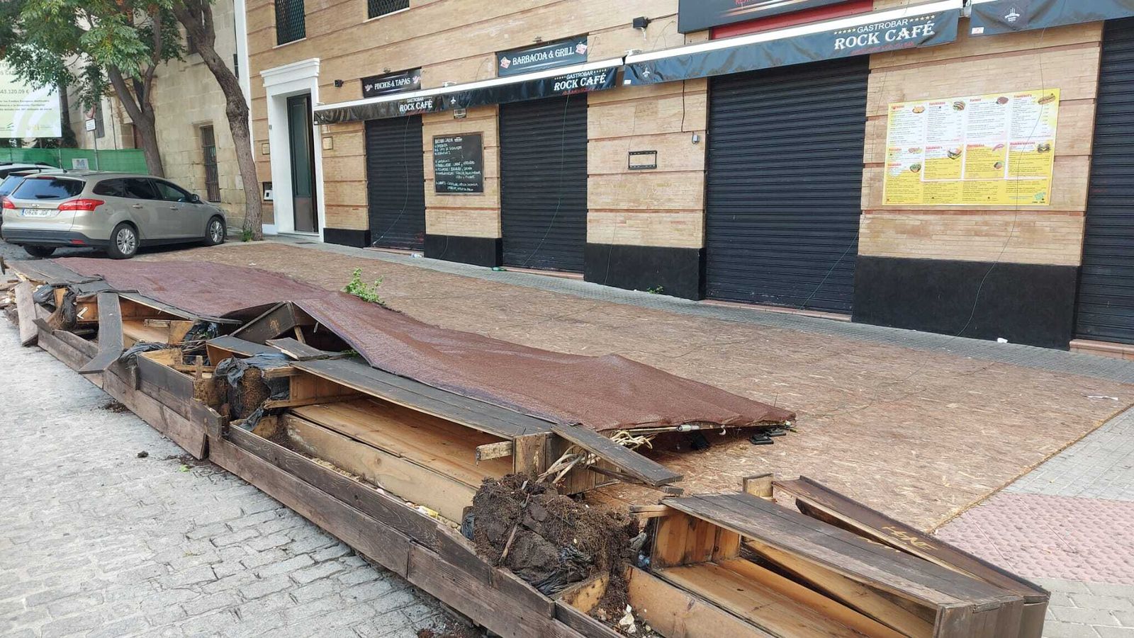 La terraza de un local de hostelería, destrozada por el vandalismo etílico.