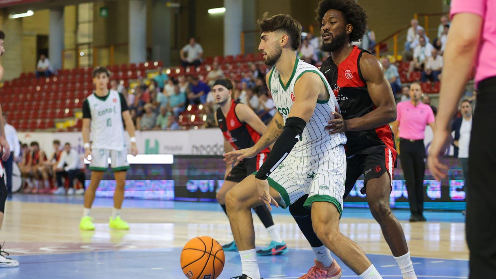 Fernando Bello ante la defensa de Charles.