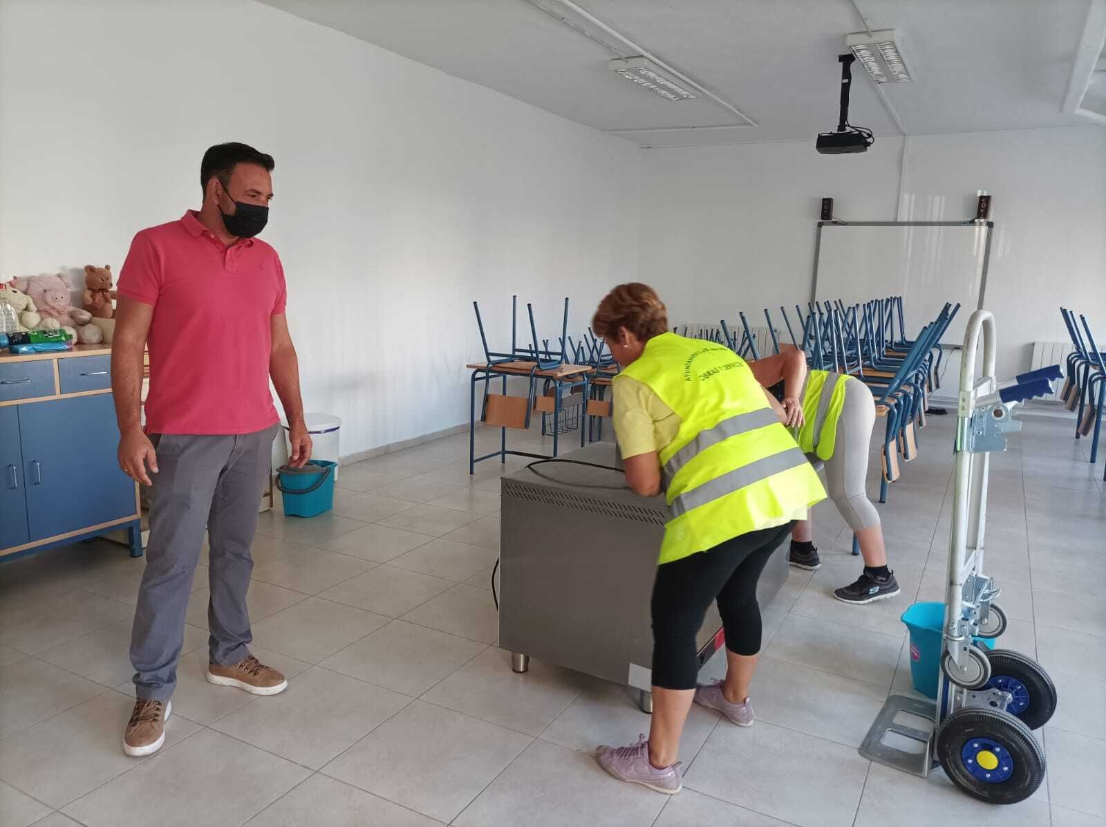 Puesta a punto y desinfección en un colegio de Vegas del Genil.