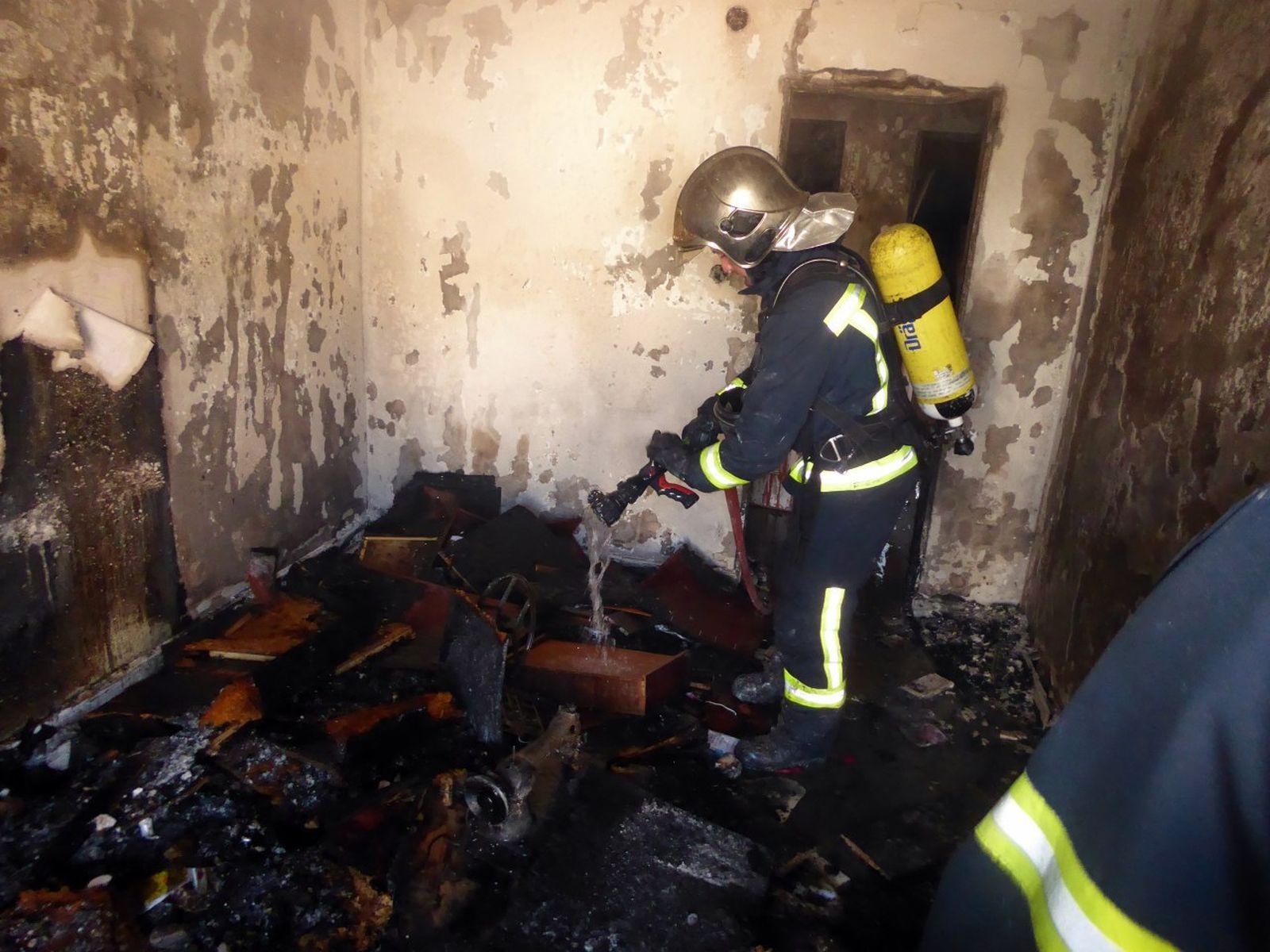 Las imágenes del incendio de un piso en la avenida de Arcos