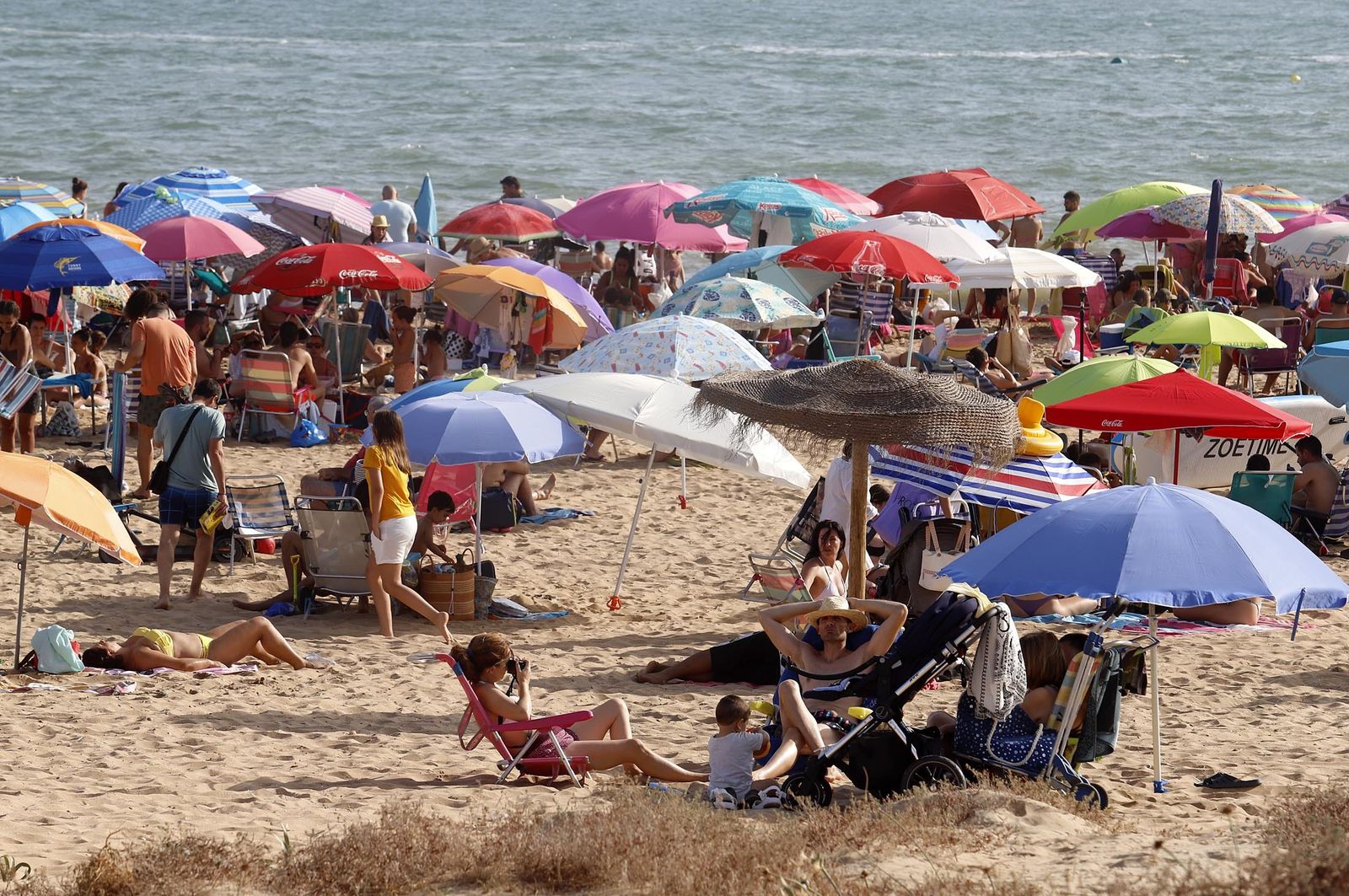 Un día en las playas de Huelva, en imágenes