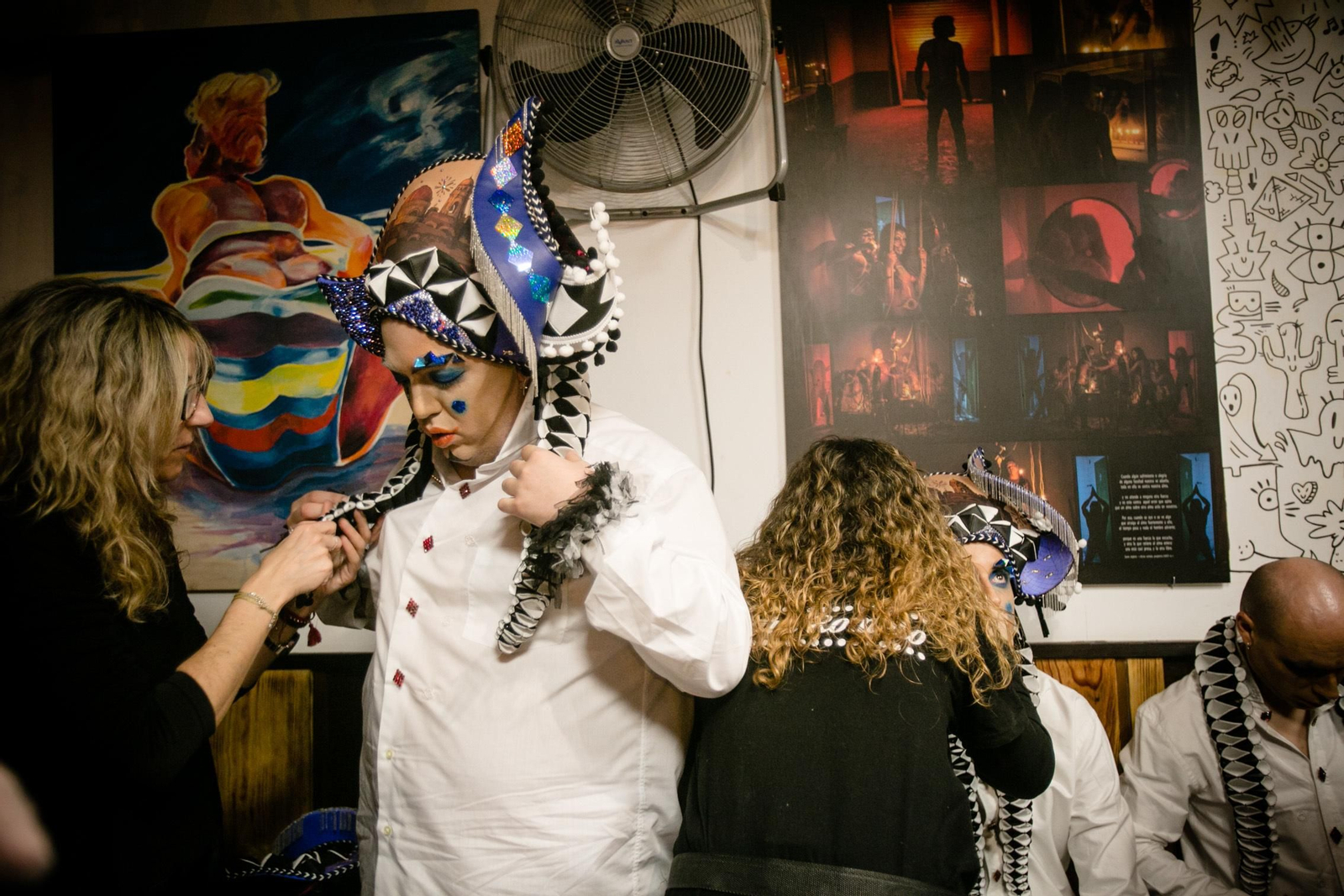 La comparsa de Juan Carlos Aragón "la gaditaníssima", preparándose para su actuación en el Falla.