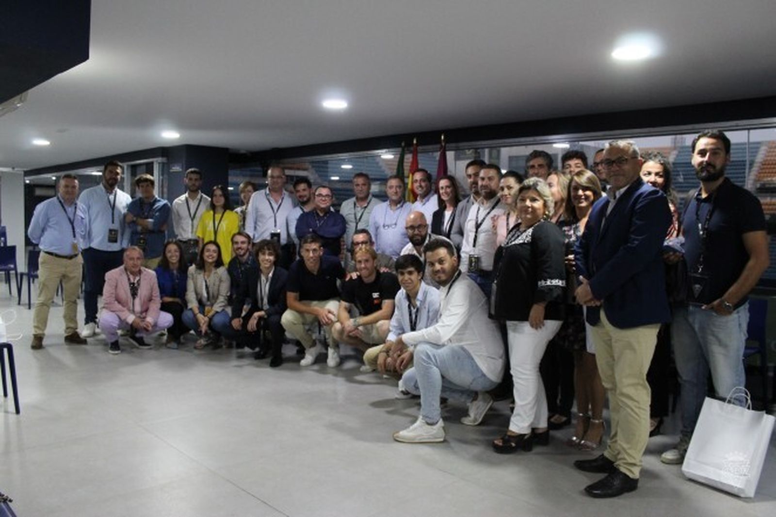 Foto d grupo de los empresarios asistentes al acto.