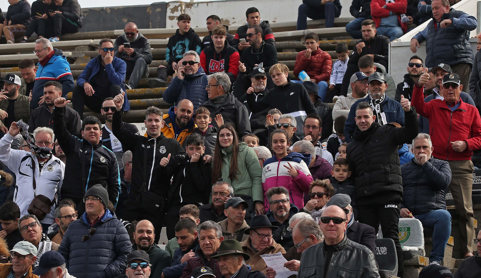 Fotos de la afición durante el Balona - Deportivo de La Coruña en el estadio municipal de La Línea