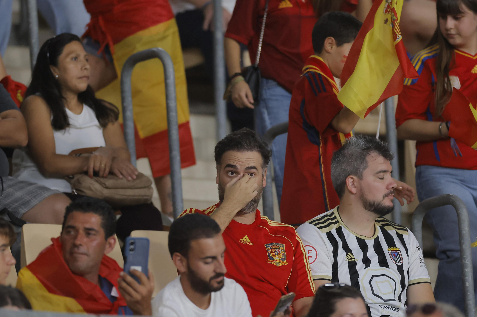 Búscate en las fotos del España-Escocia