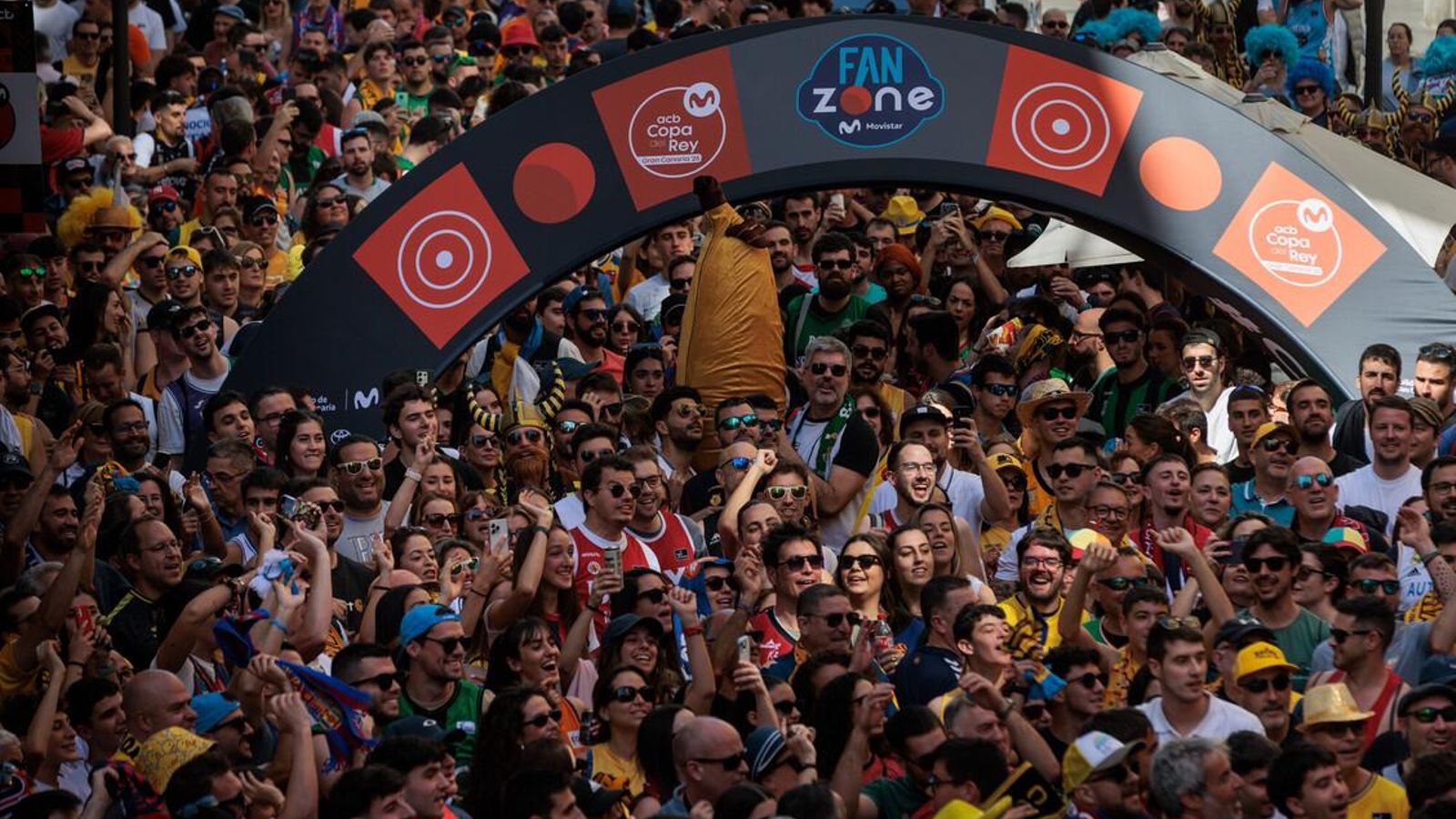 La gran fiesta de las aficiones en la Copa: Miles de personas toman las calles de Las Palmas