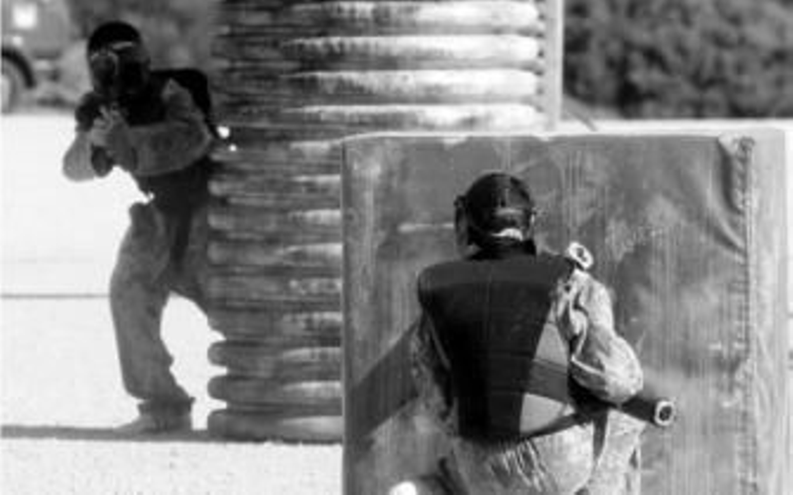 Dos jóvenes, utilizando las marcadoras en uno de los juegos propuestos en el circuito de velocidad de Jerez.