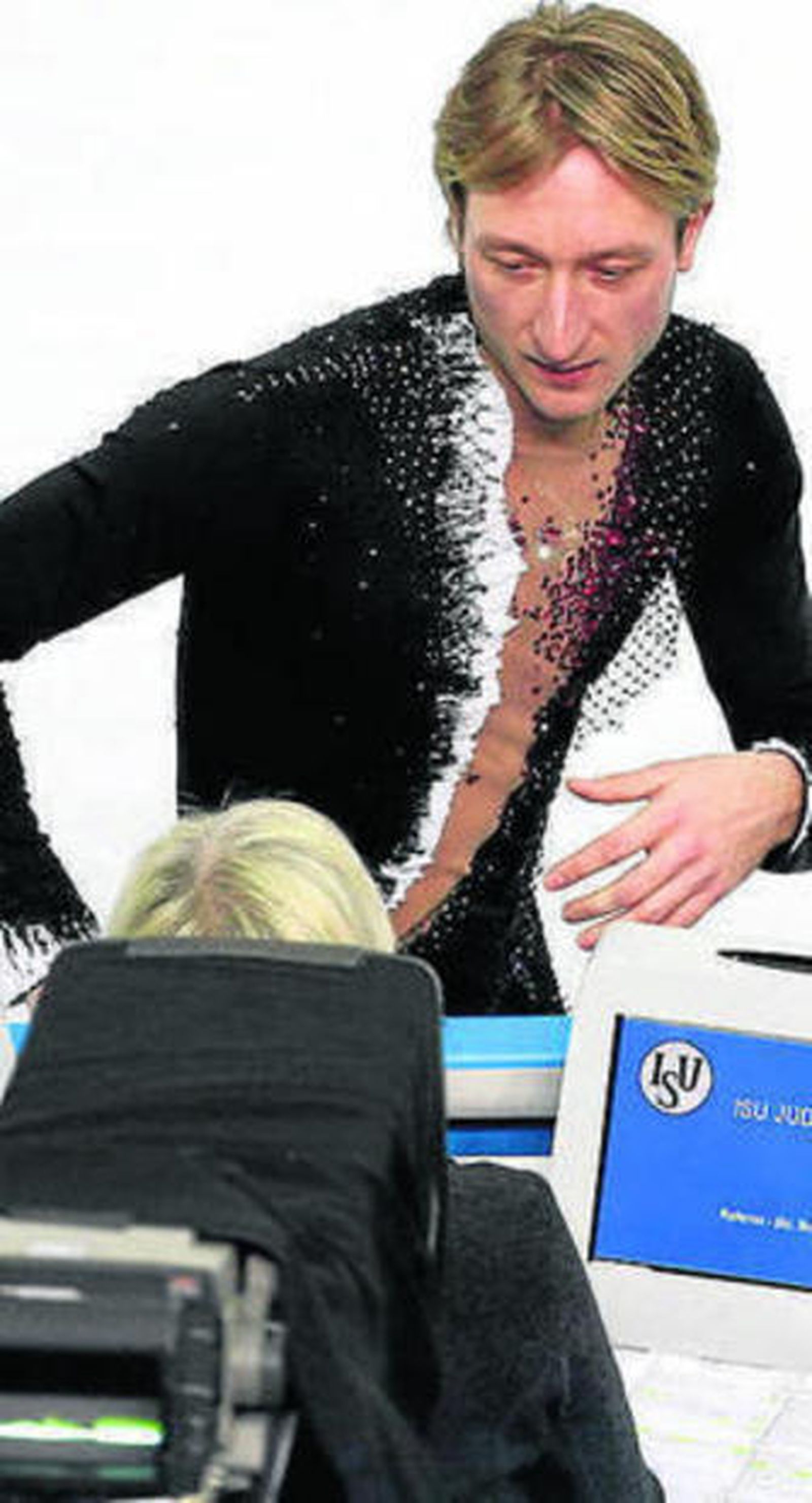 Plushenko habla con un juez.