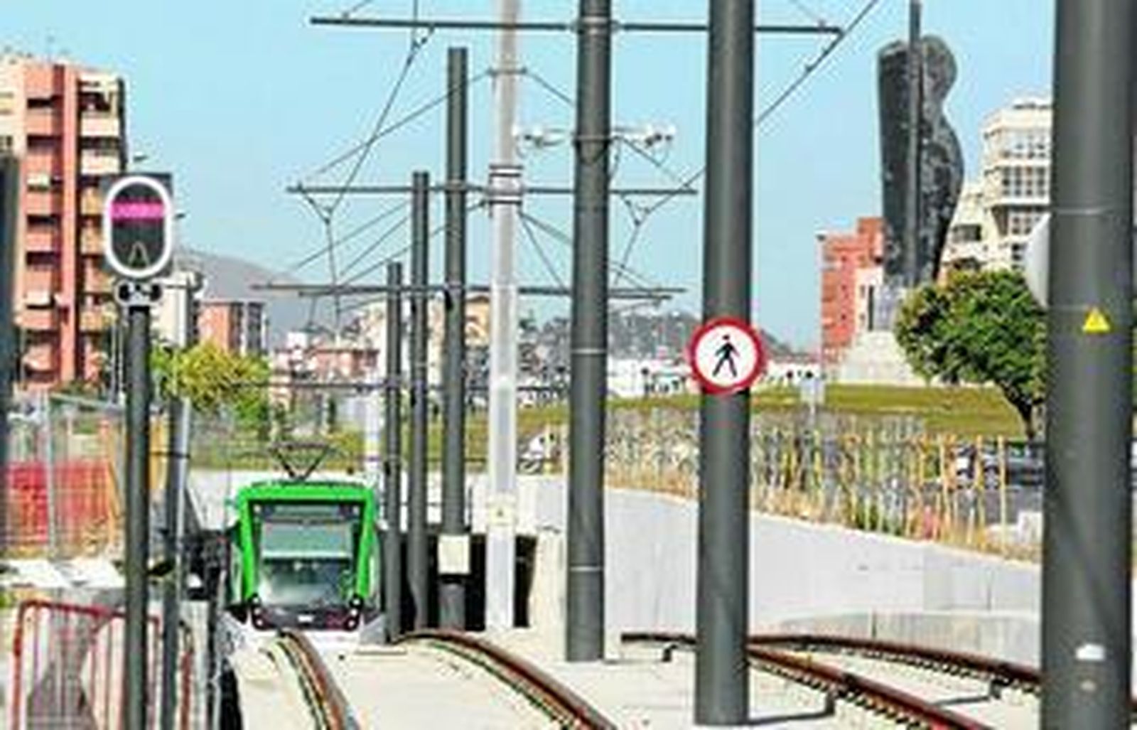Uno de los trenes del Metro de Málaga, en el momento en que sale a superficie, a la altura de la Universidad.