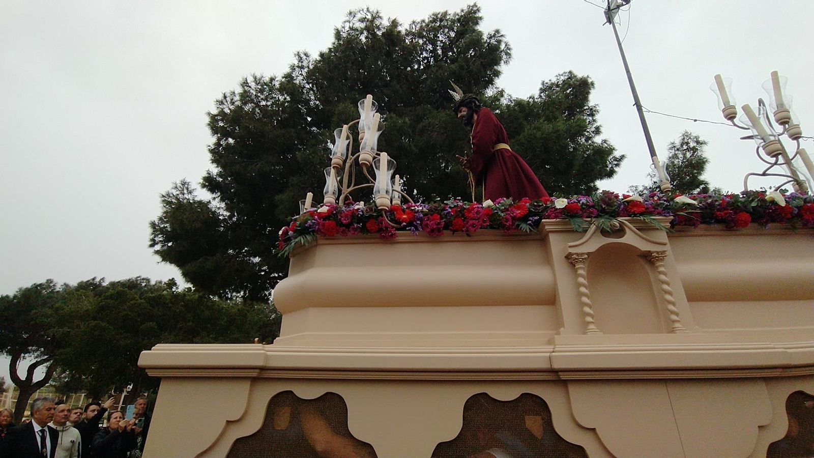 Las imágenes de la primera salida del nuevo Cristo de La Almadraba en San Fernando