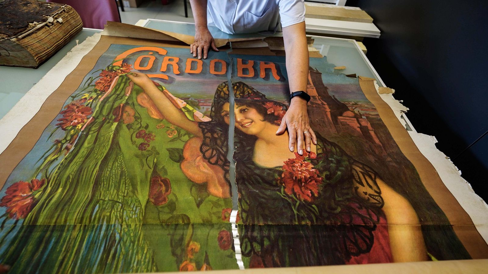 Proceso de restauración de un cartel.