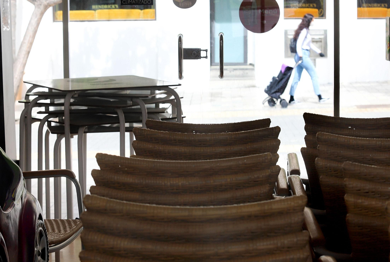 Mesas y sillas apiladas de la terraza de un establecimiento hostelero.