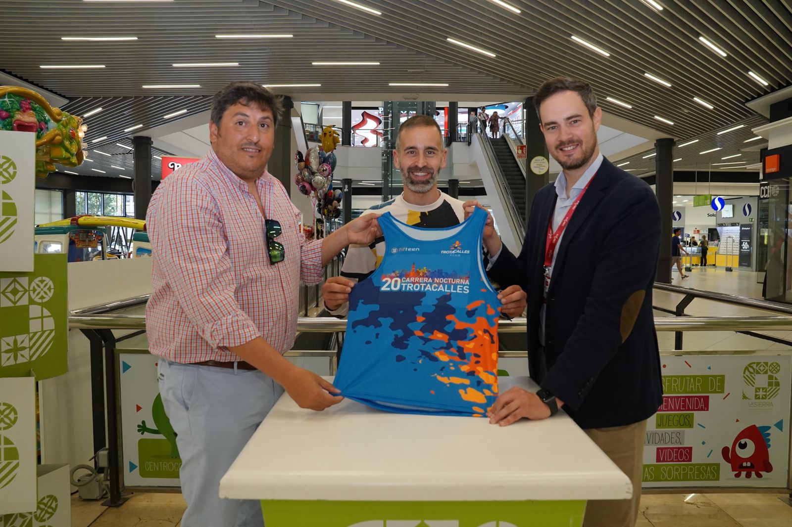 Enrique Garrido, Ángel Ortiz e Istvan Aguilera, con la camiseta de la carrera.
