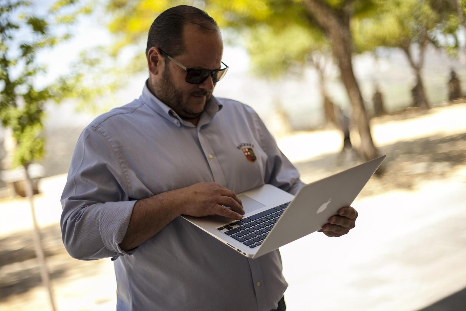 Maldita sea: tener un portátil y llevarlo por ahí no basta para sacarte el carnet de nómada digital.