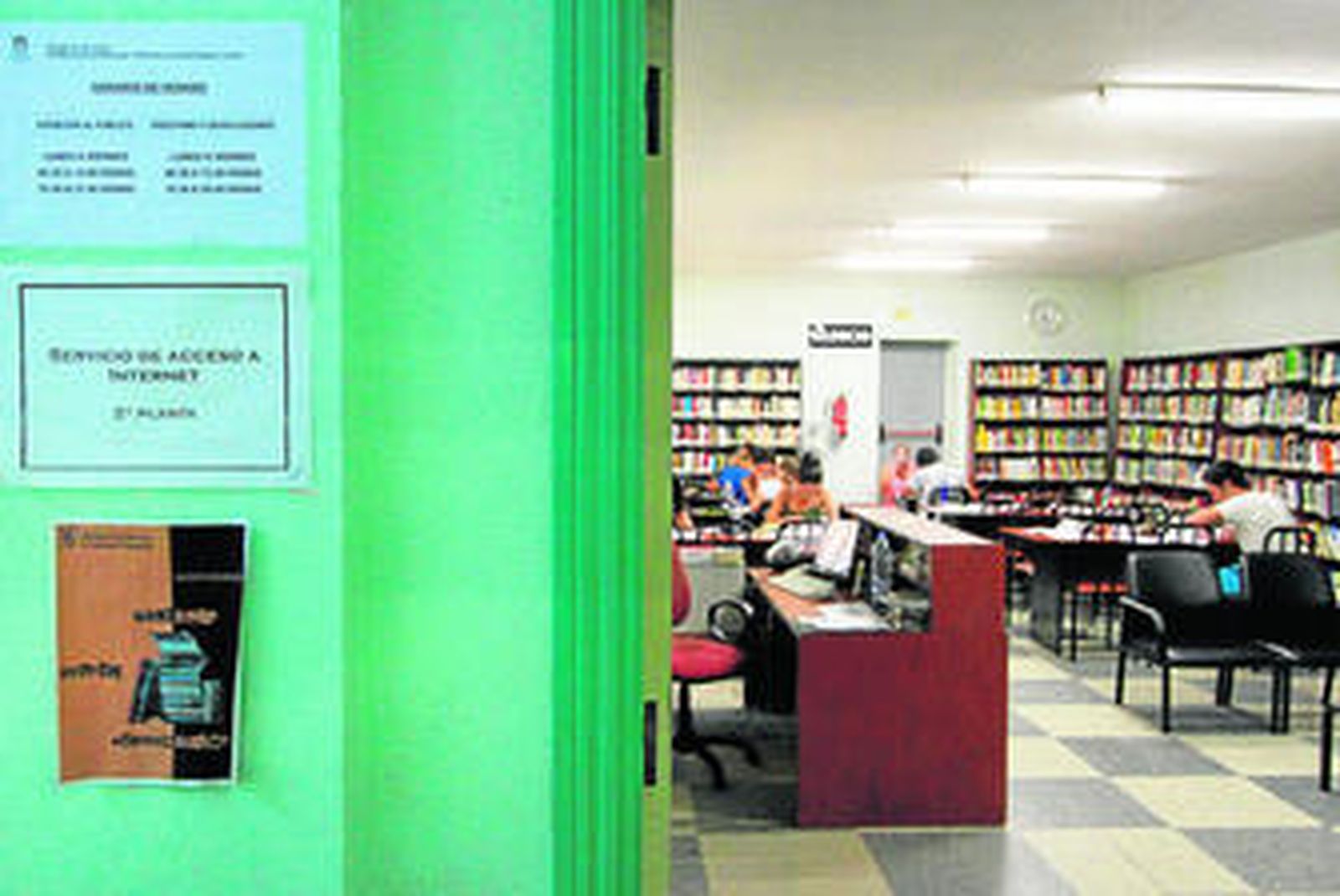 Imagen de los horarios de la Cristóbal Delgado con la sala de estudios al fondo a la hora del mediodía.