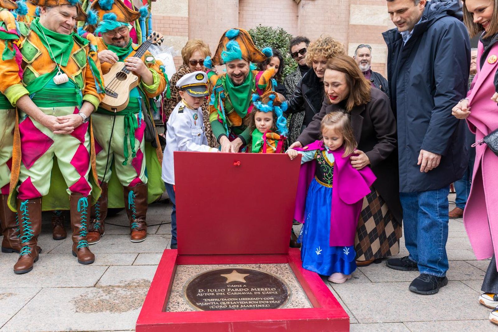 Los nietos de Julio Pardo descubren la estrella en su homenaje a las puertas del Gran Teatro Falla