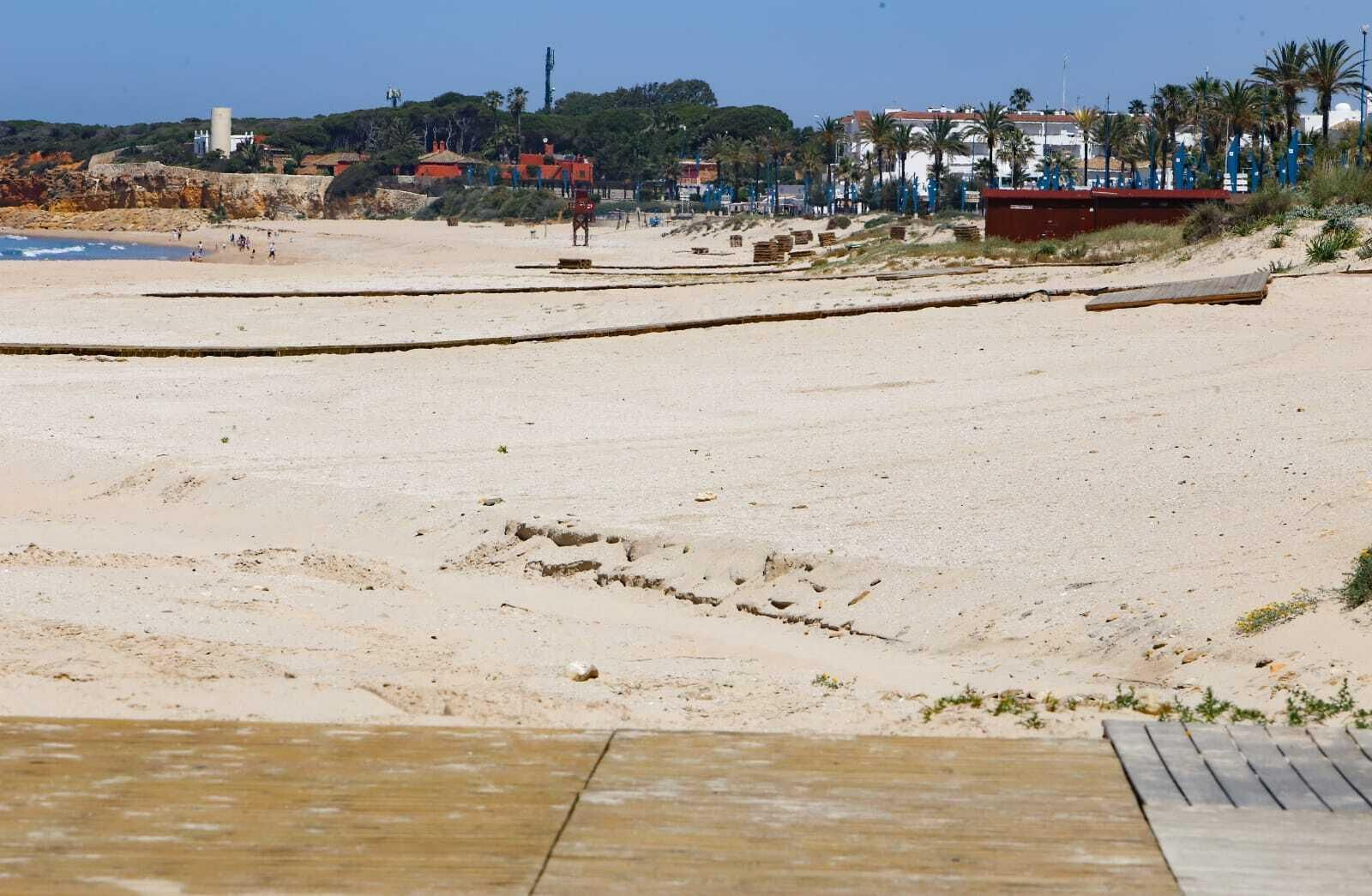Pasarelas de madera en la segunda pista de La Barrosa.