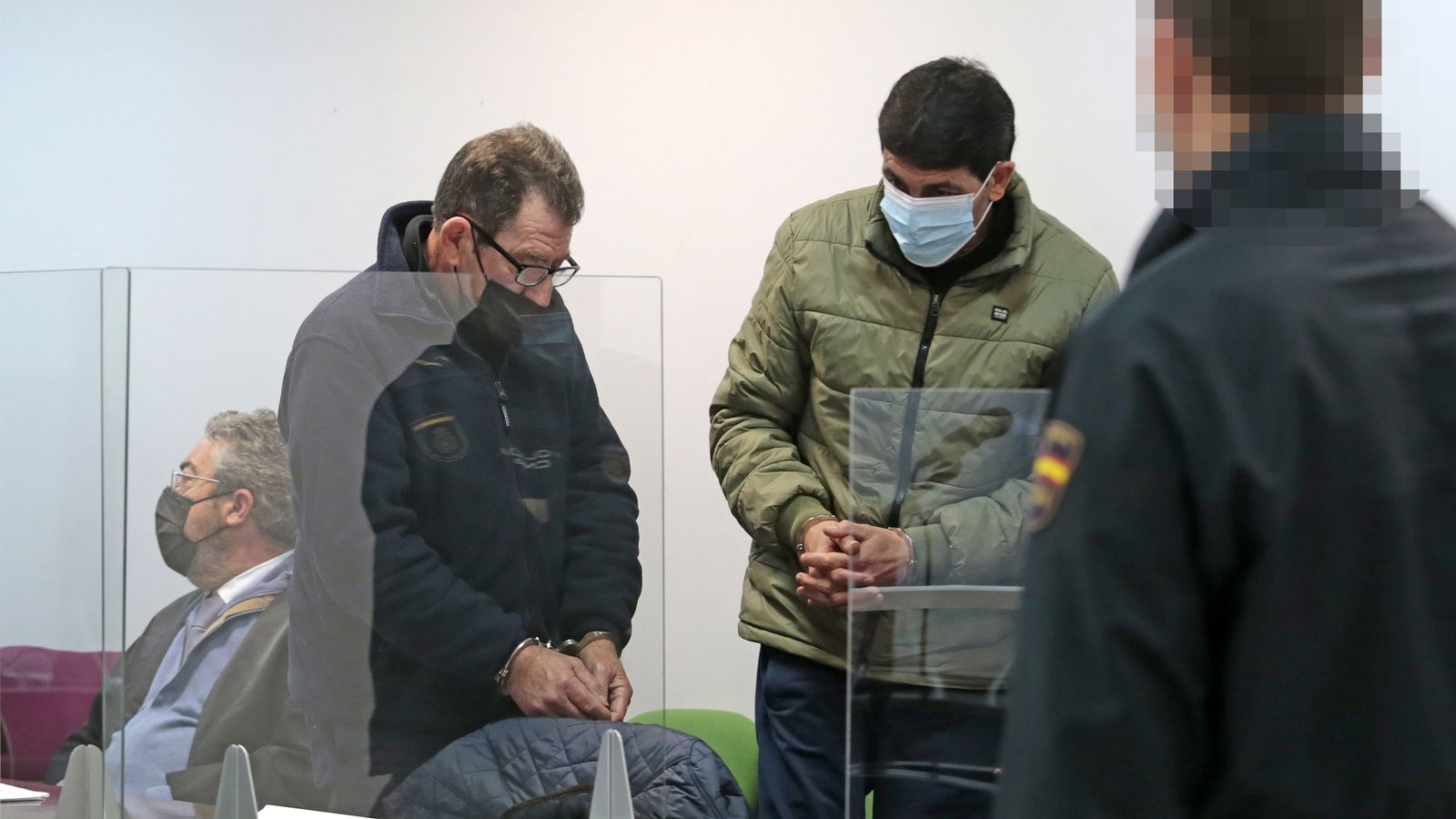 A la izquierda, el condenado por homicidio; a la derecha, el penado por encumbrimiento.