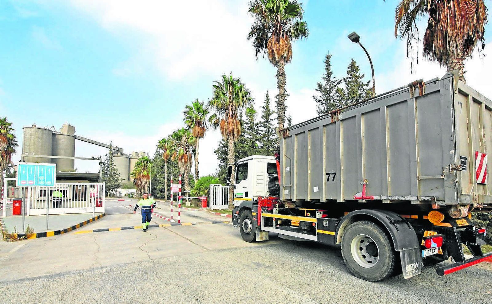 Uno de los camiones que transportó la carne mechada, en la cementera de Jerez donde fueron incinerados los productos intervenidos.