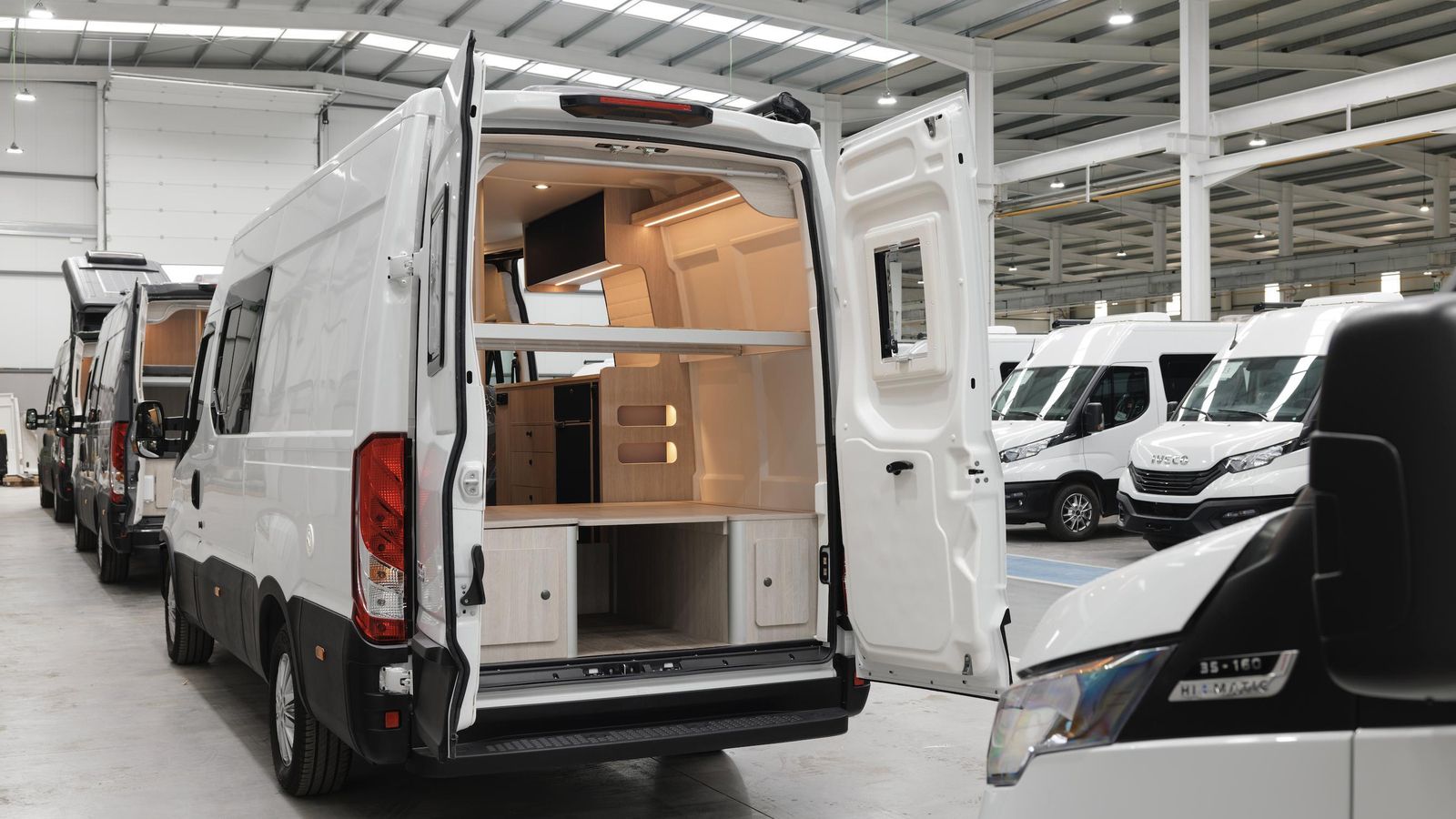 Dependiendo del tipo de techo del que disponga, la zona de dormitorio se dispone como una litera o con una sola cama.