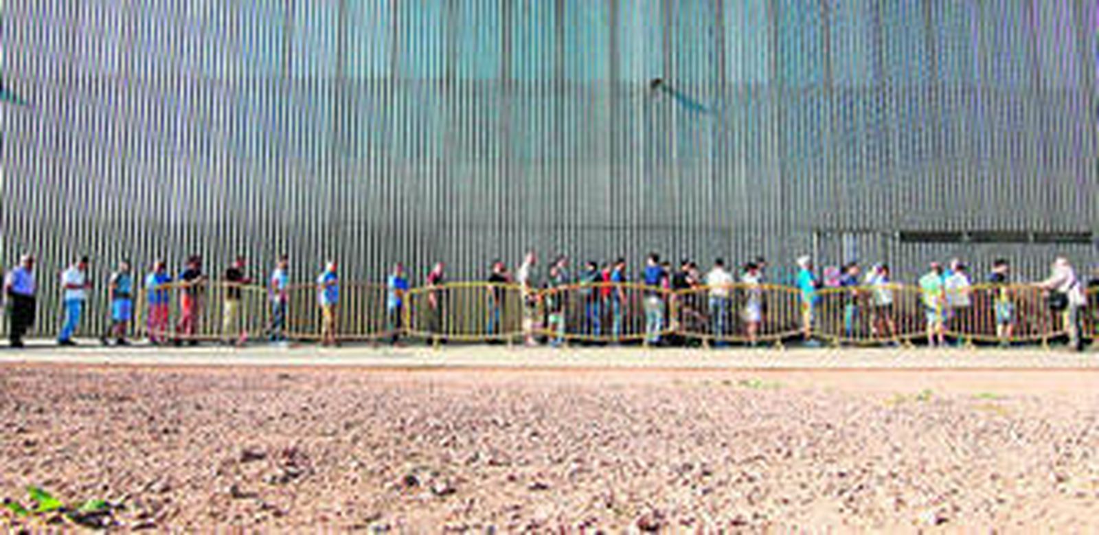 Aspecto de las colas en las taquillas de El Arcángel, con los aficionados buscando las taquillas para obtener su localidad.