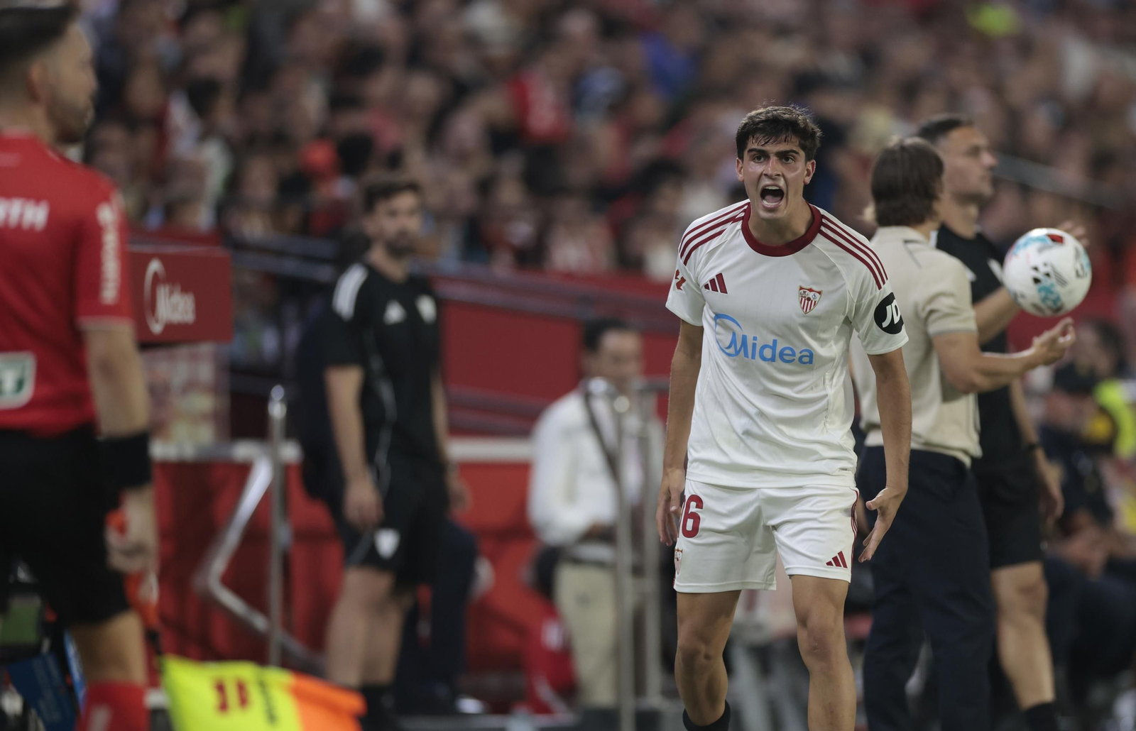 Juanlu recrimina al asistente una jugada en la segunda parte, ya desde el banquillo.