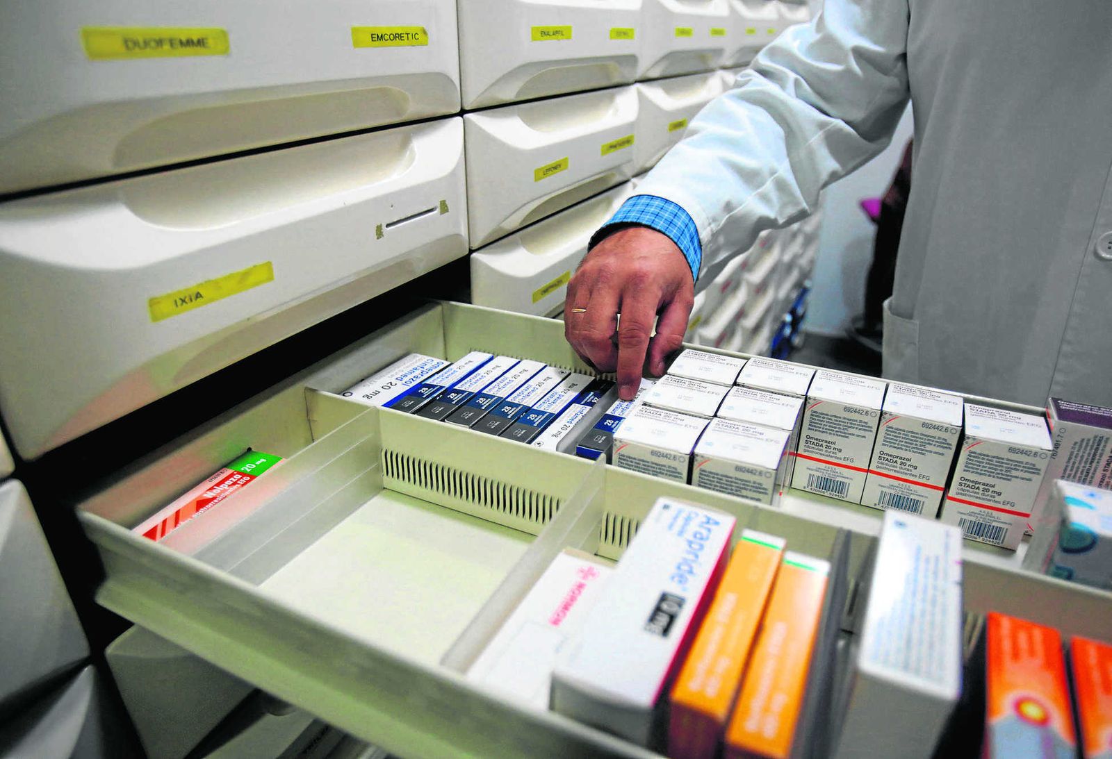 Cajones de medicamentos con compartimentos vacíos en el almacén de una farmacia gaditana, en una imagen tomada el pasado noviembre.