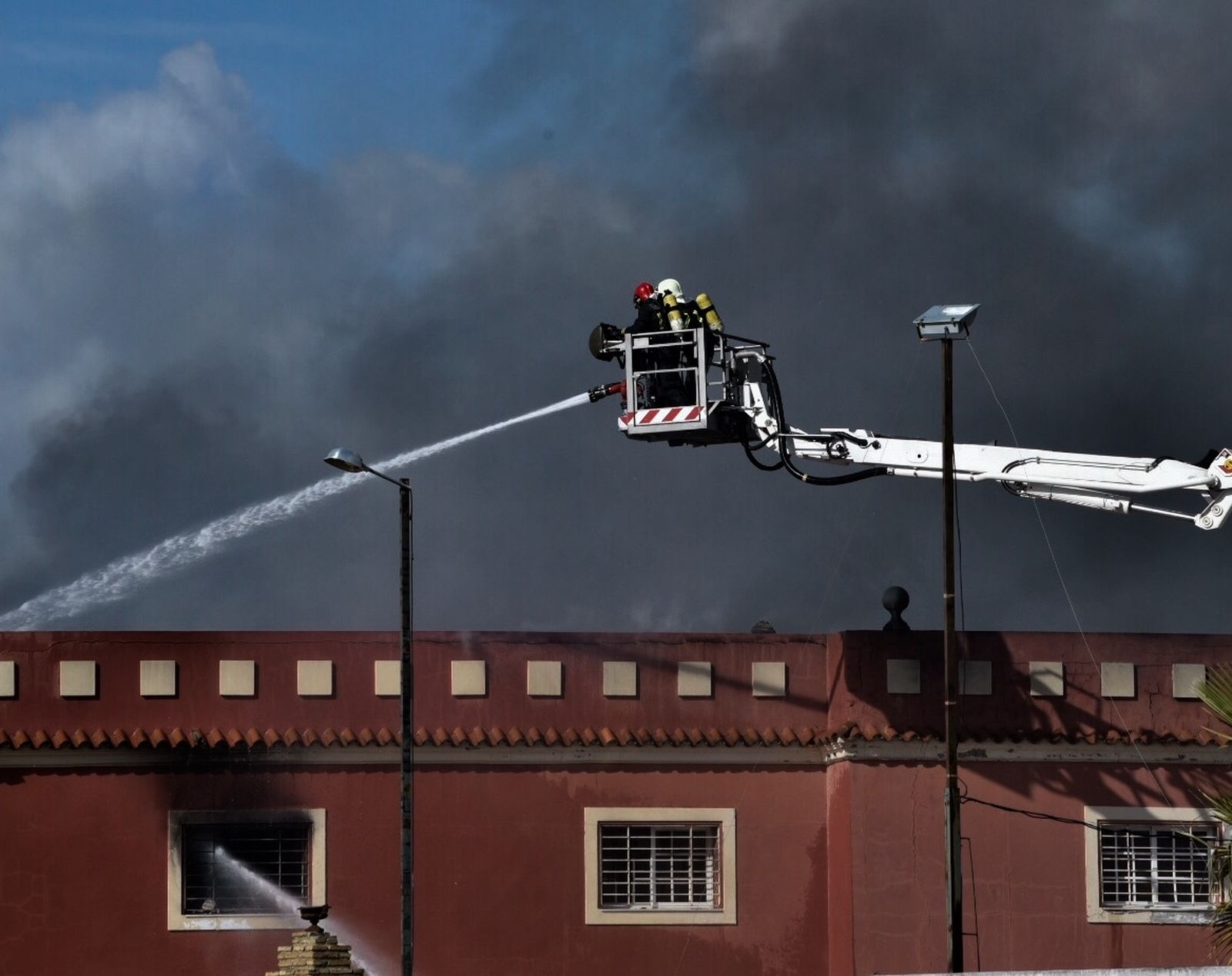 Los bomberos durante la extinción del fuego en la nave industrial.