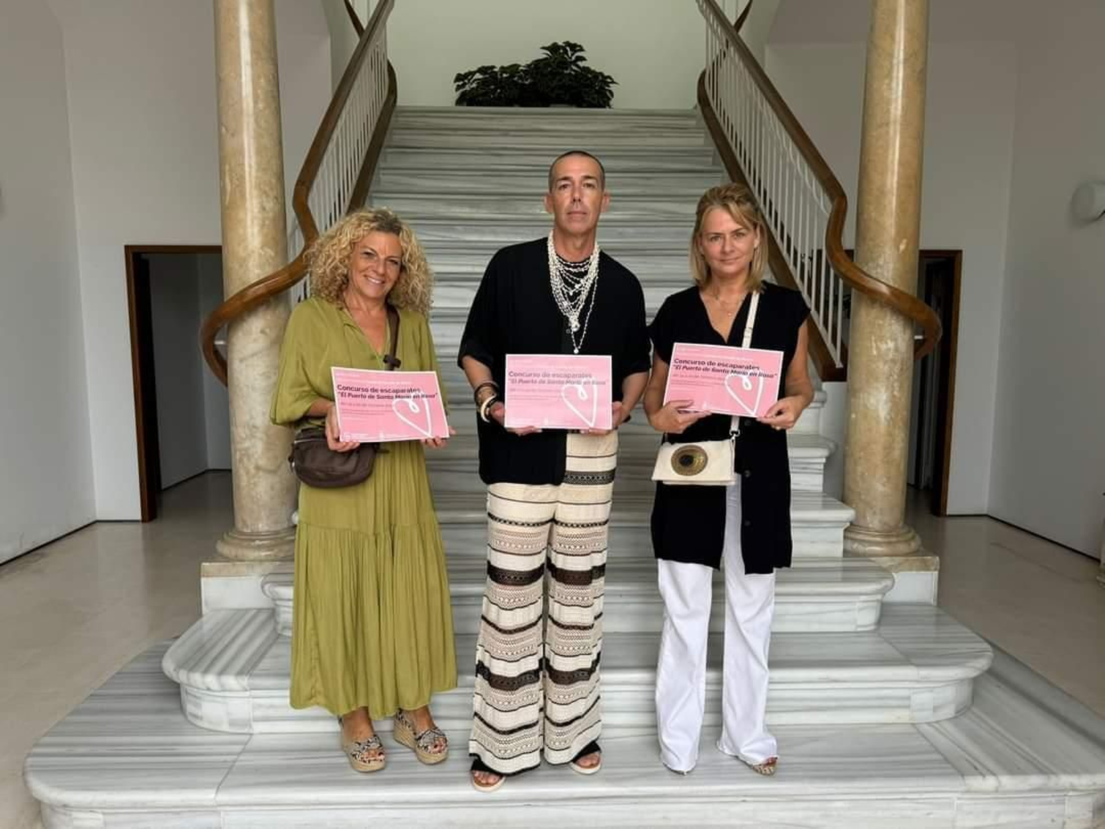 David Calleja, con las voluntarias de la asociación.