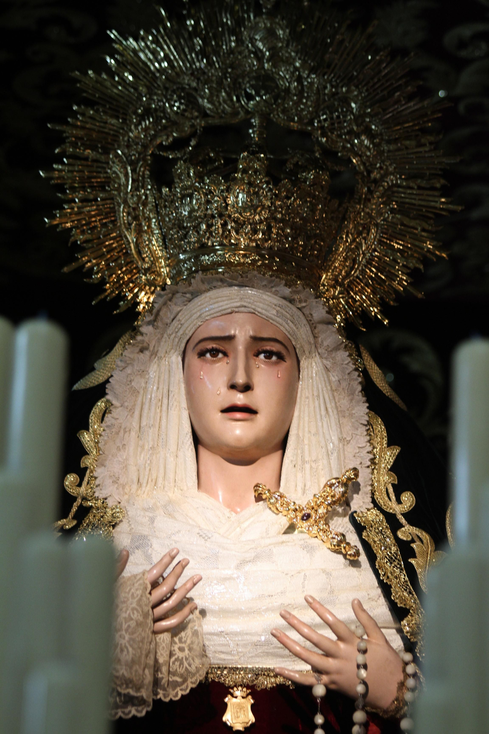 Preparativos de la Virgen del Rocío y la Esperanza de la Hermandad del Calvario