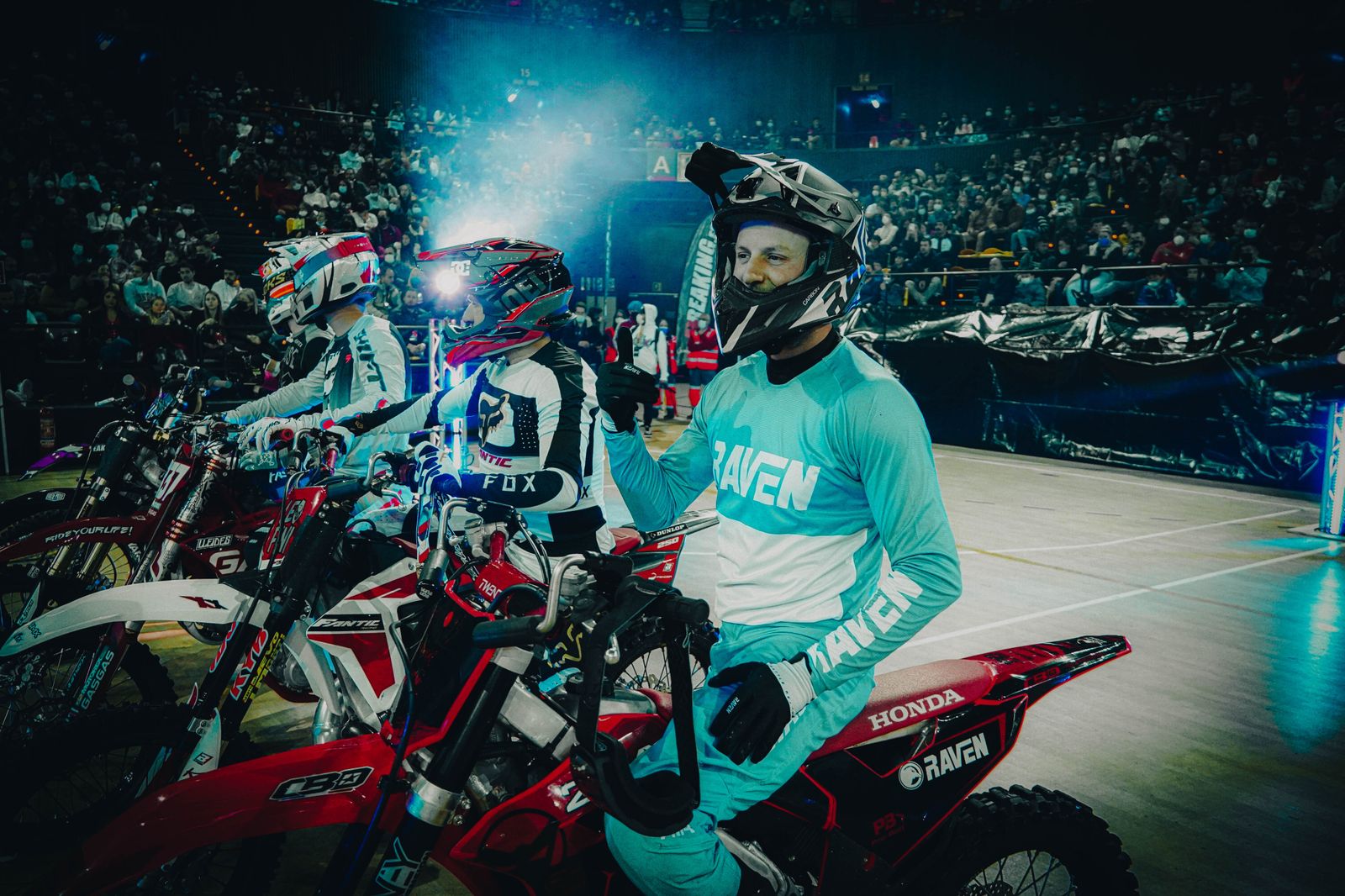 Pilotos de Freestyle World Tour antes de iniciar un show.