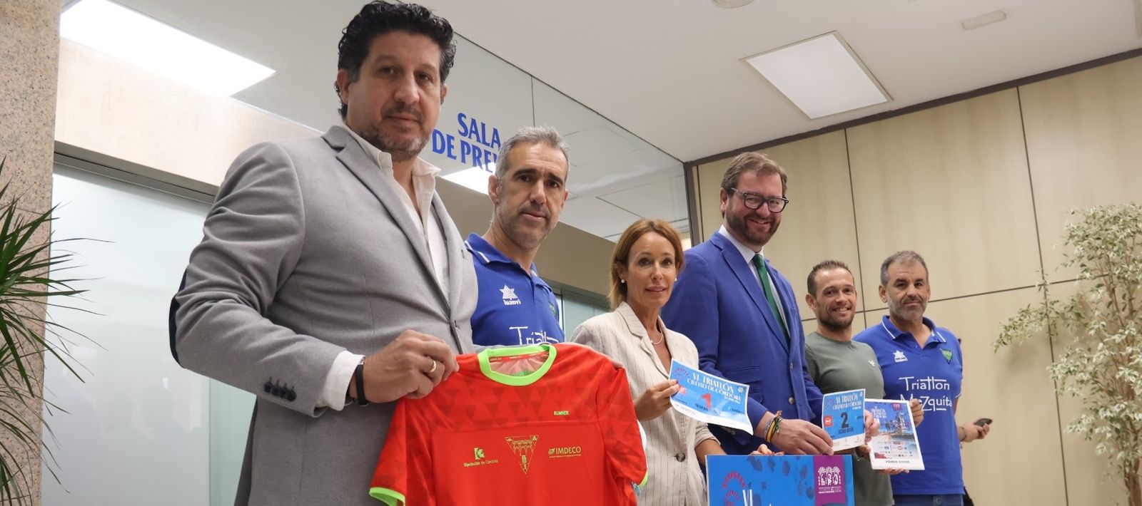 Las autoridades y organizadores, durante la presentación del evento.