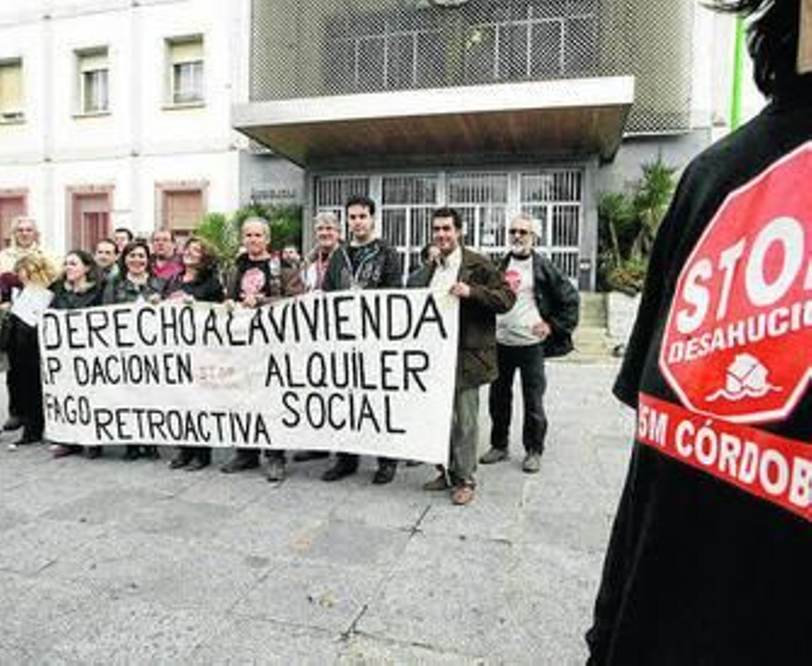 Concentración del colectivo Stop Desahucios ante la Audiencia.