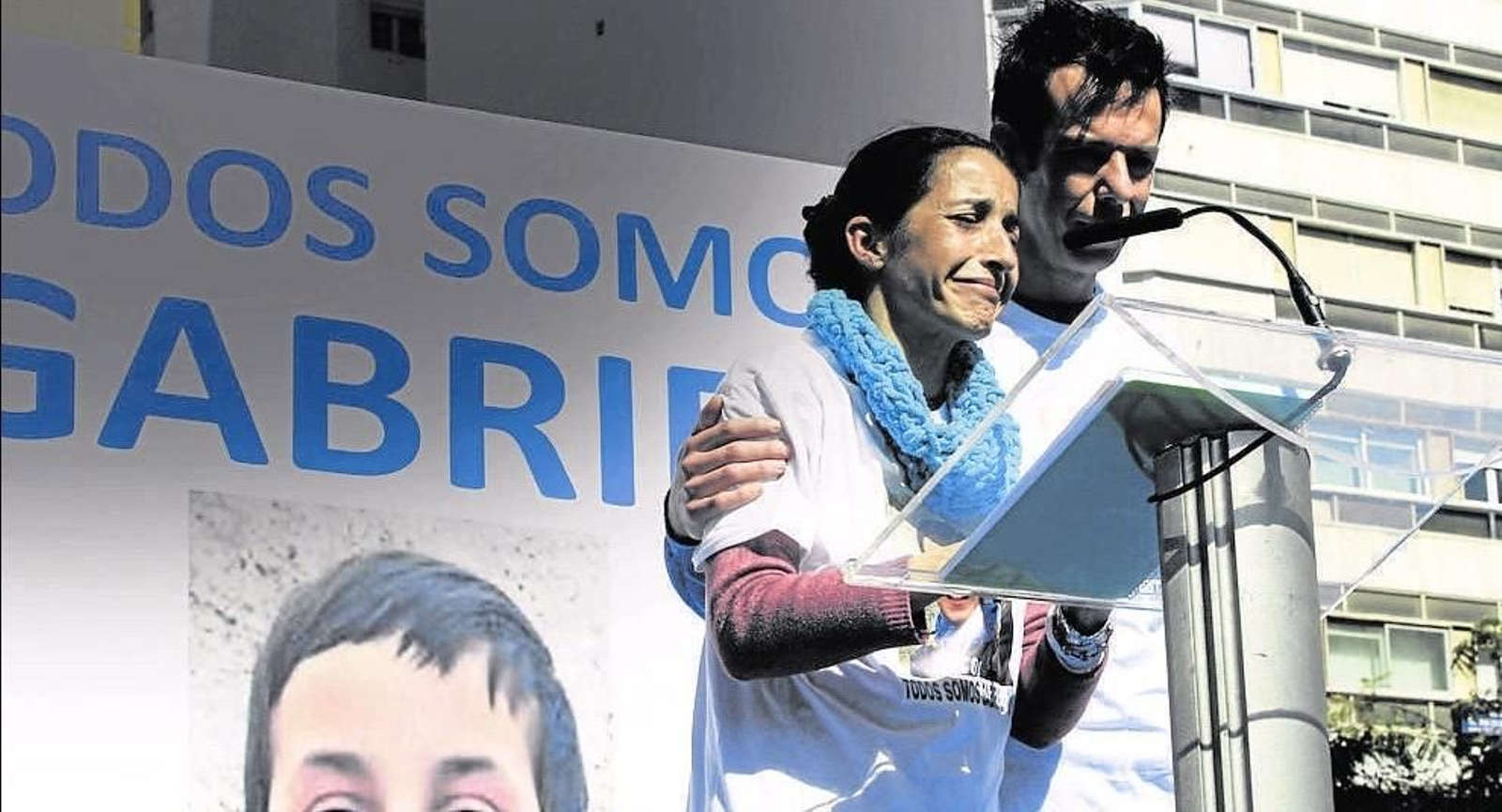 Los padres de Gabriel recibieron el apoyo de cientos de almerienses en Puerta Purchena.
