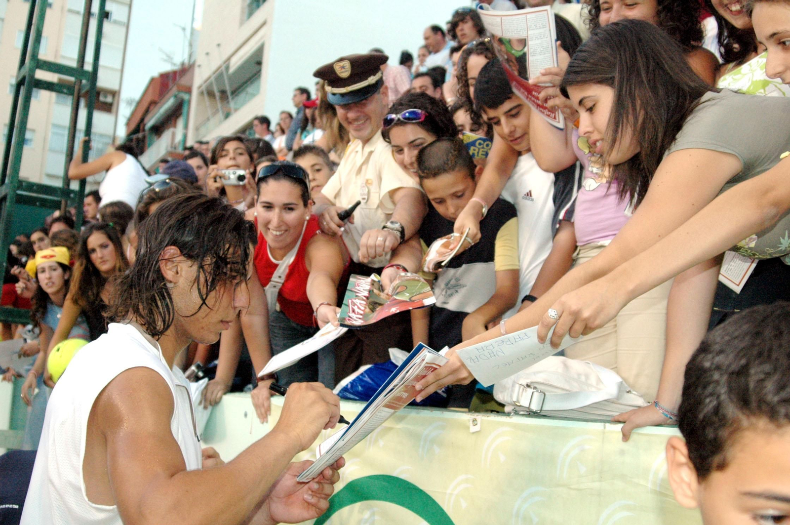Rafa Nadal firmando autógrafos a los aficionados congregados en Huelva.