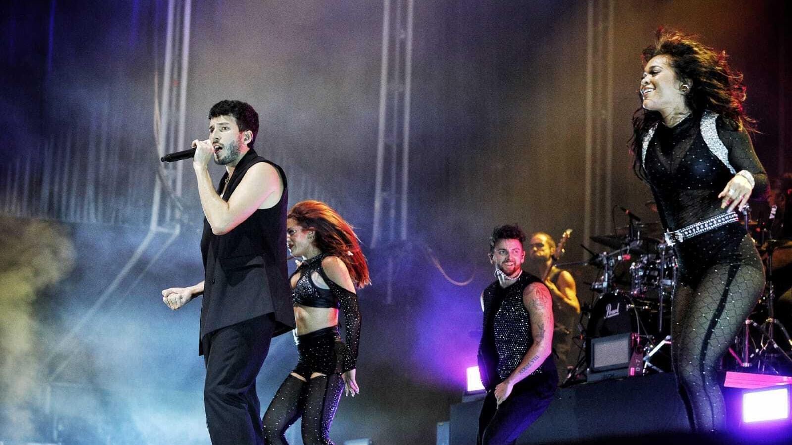 Sebastián Yatra, durante su concierto en CMF, donde contó con un espectacular cuerpo de baile