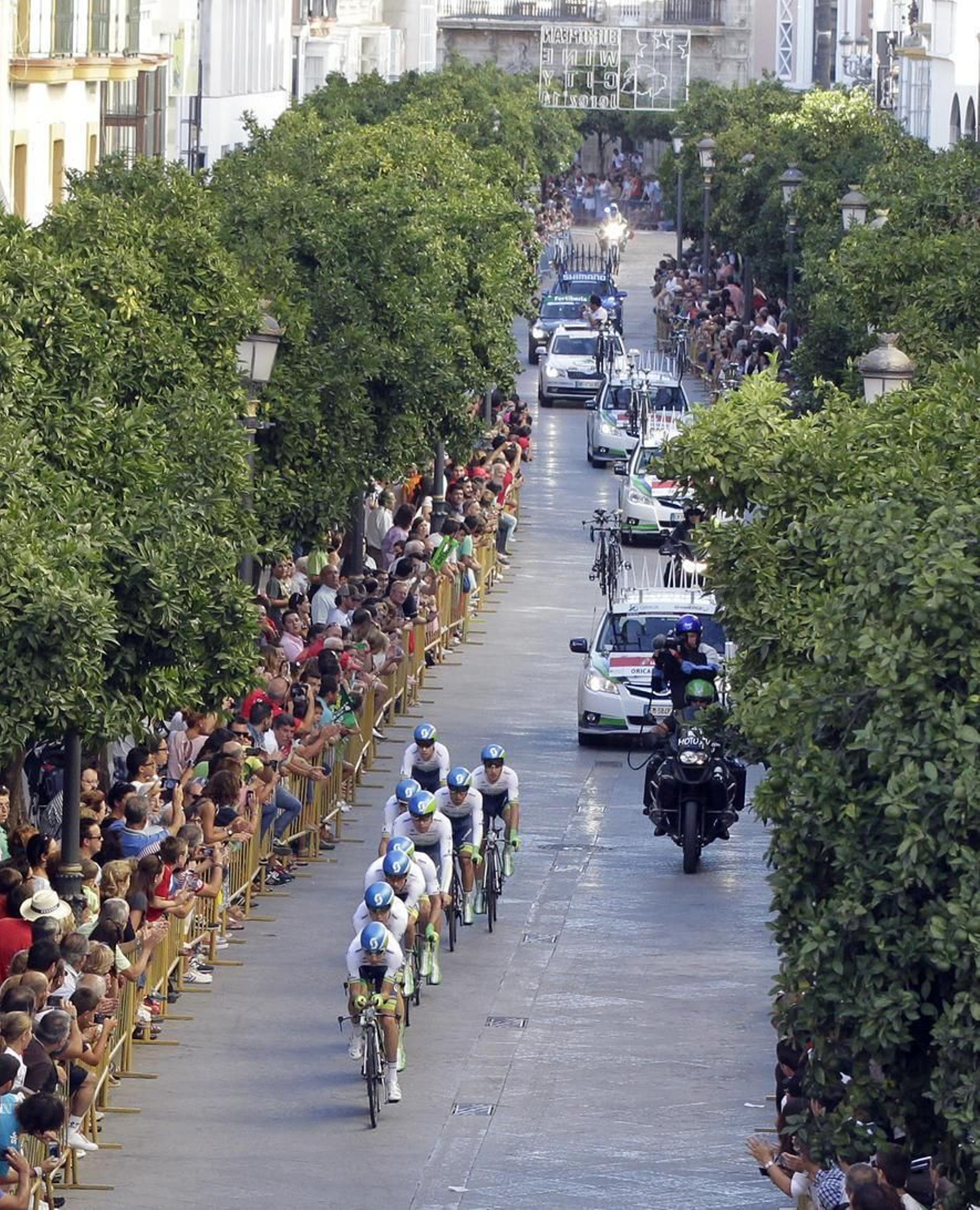 Uno de los equipos cruza la calle Larga en 2014.
