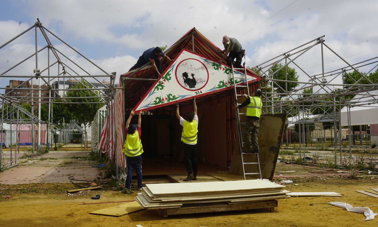 Coronavirus en Sevilla: Comienza el desmontaje de la feria
