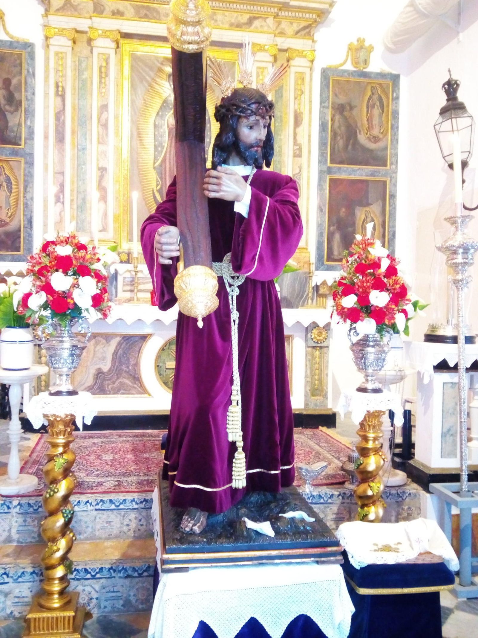 La imagen del Nazareno antes de ser preparado para salir en Conil.