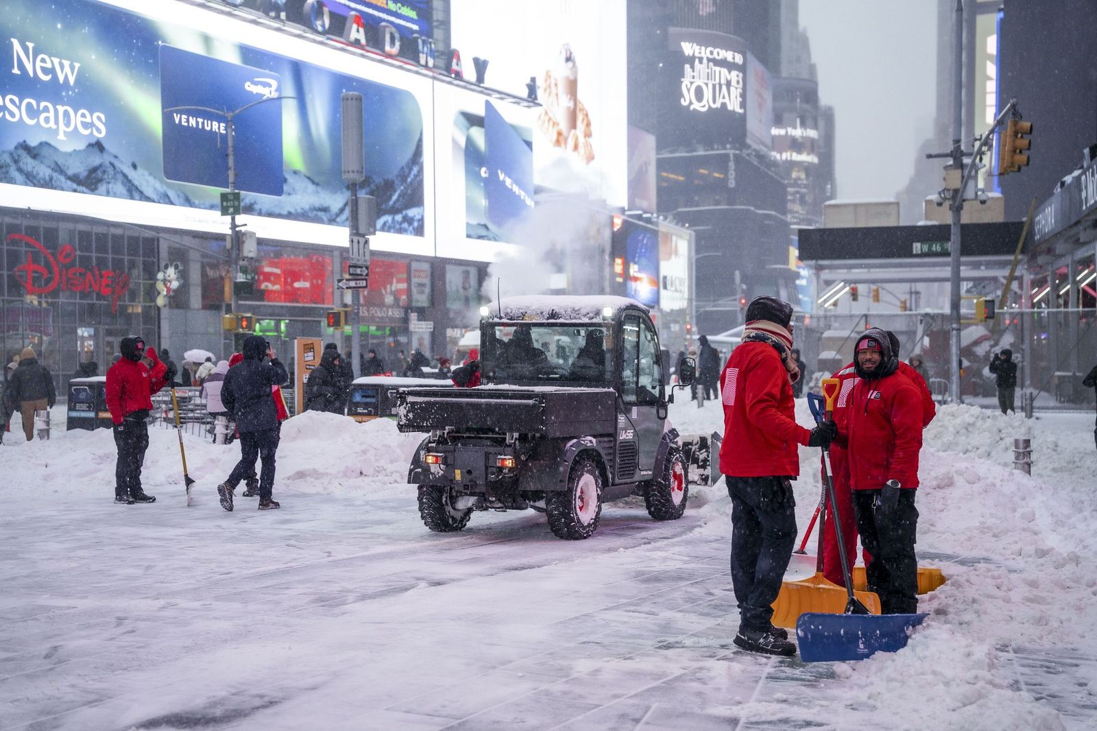 Las gélidas y blancas imágenes que deja la tormenta monstruosa en los EEUU