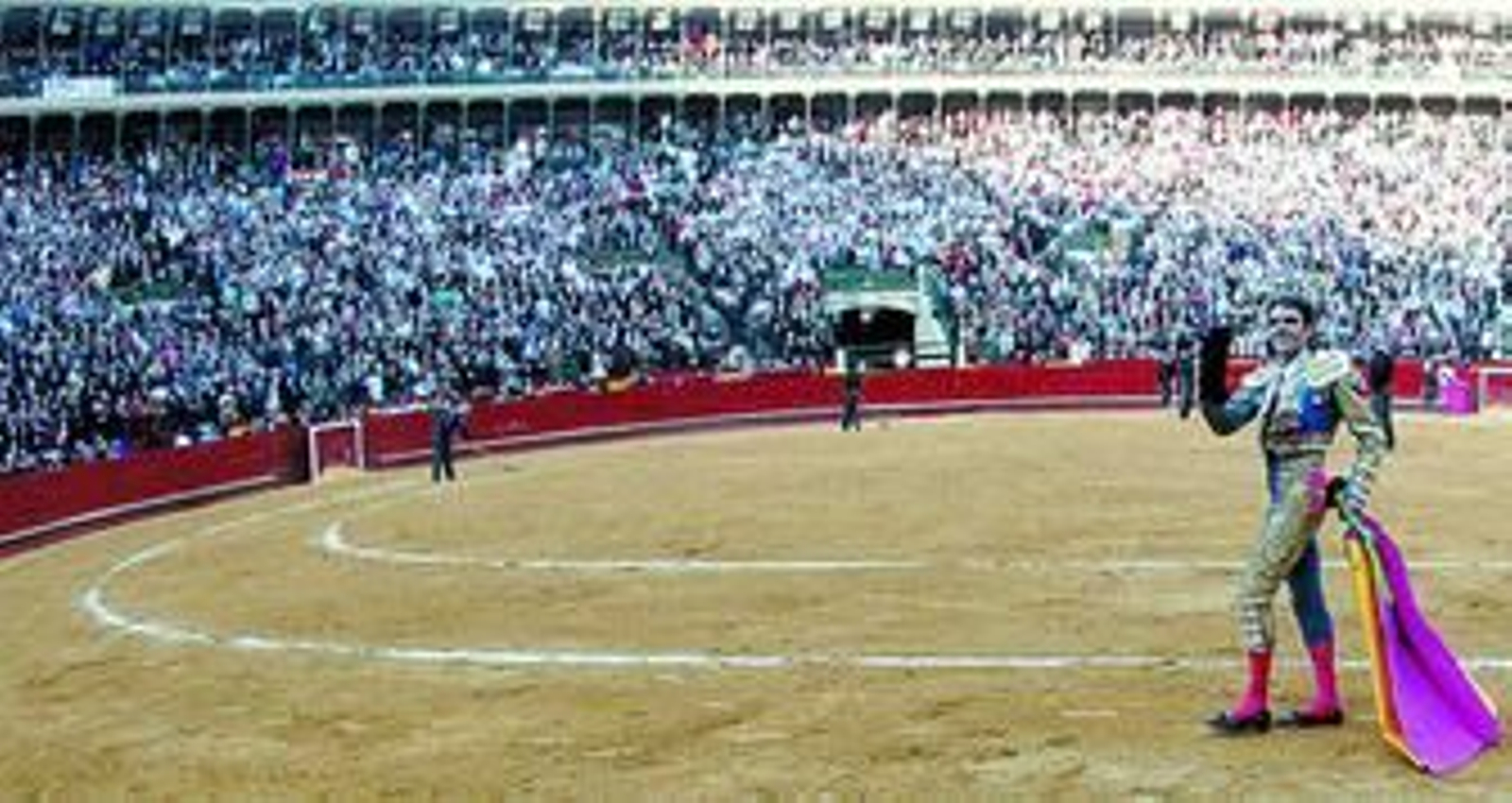 José Tomás, dando la vuelta al ruedo en la abarrotada plaza de toros de Valencia, después de lidiar a su primer toro de Núñez del Cuvillo.