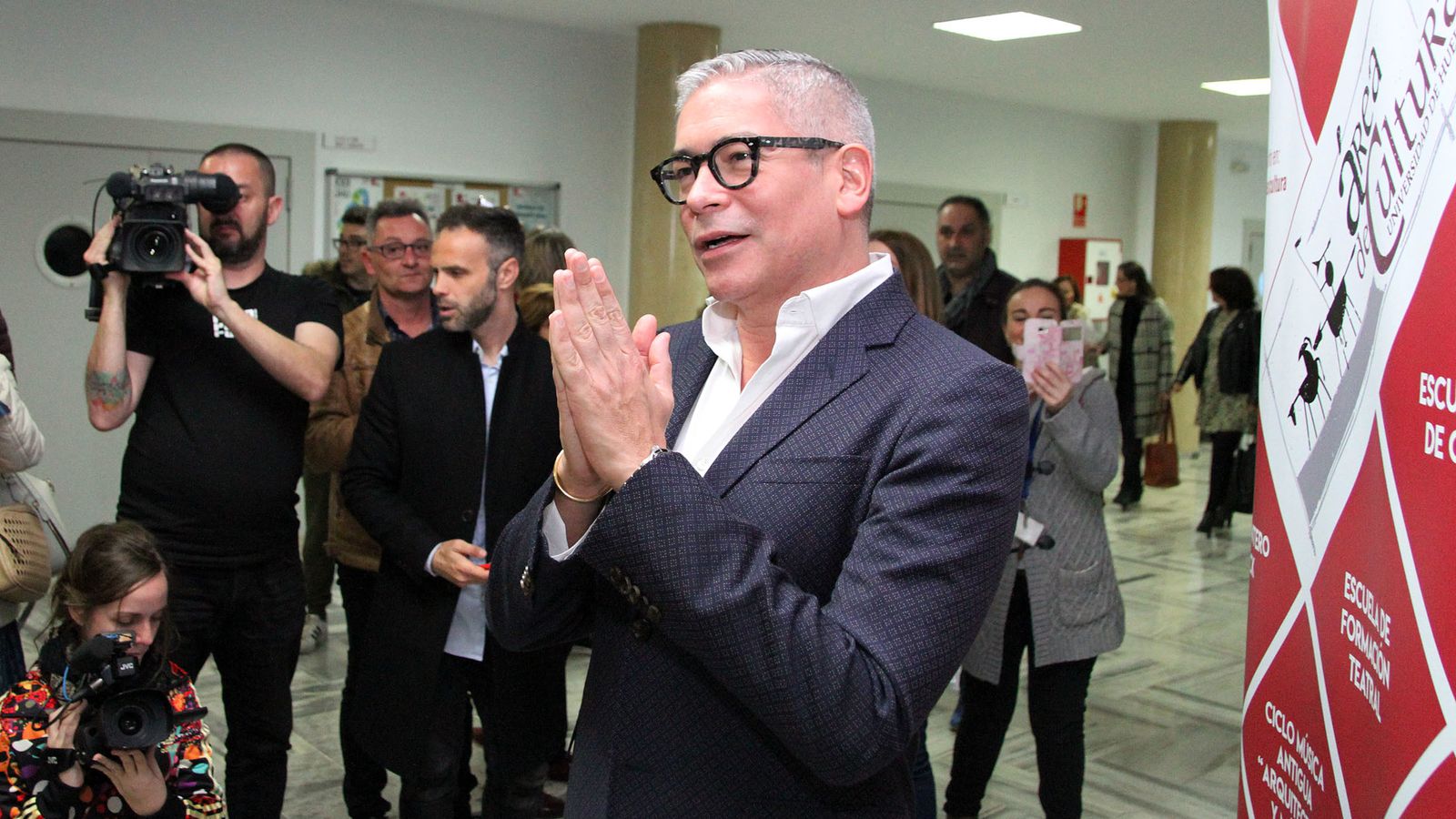 Boris Izaguirre saluda a los presentes antes de entrar al salón de actos.