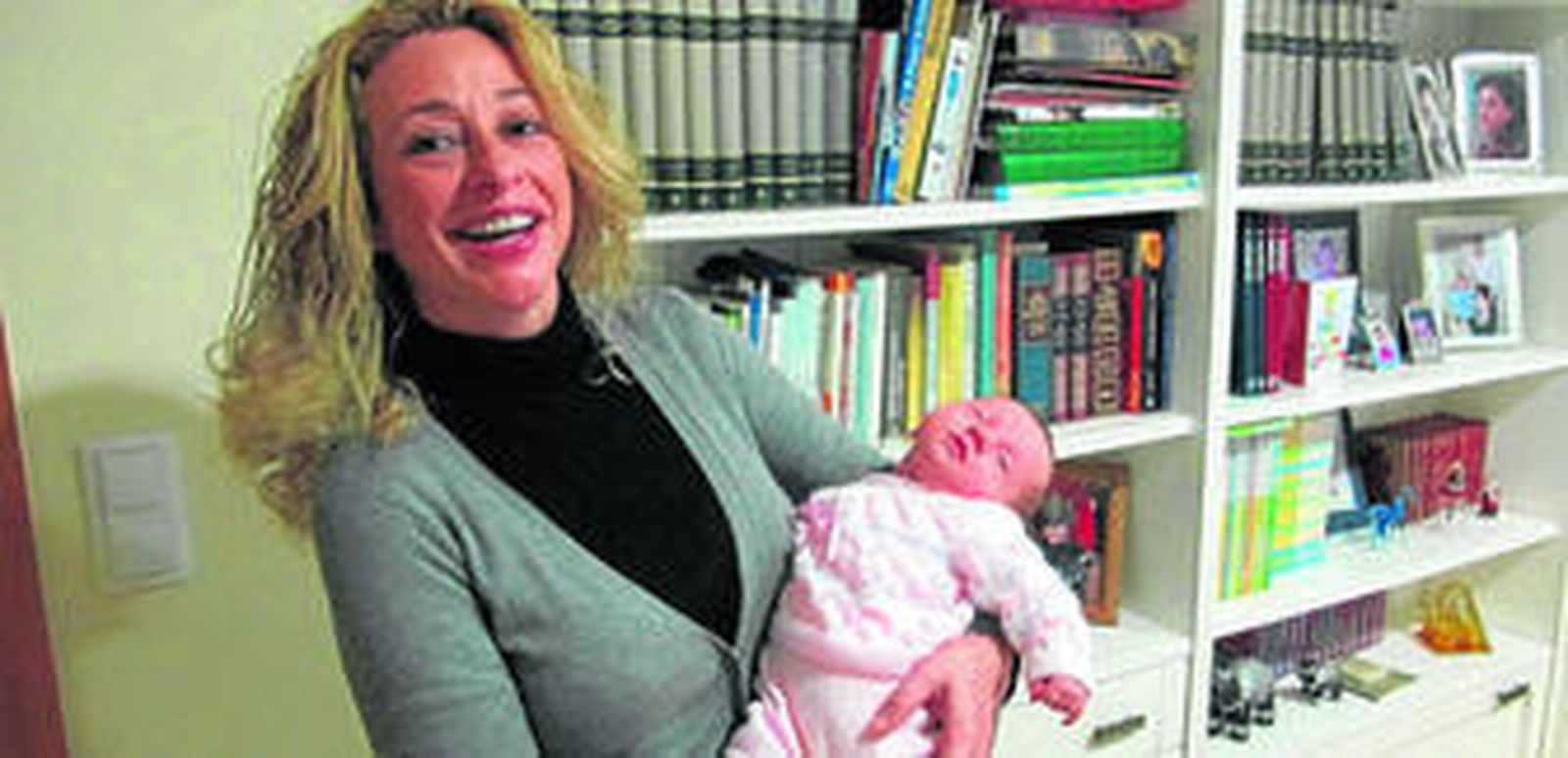 Isabel Aparicio sujeta en brazos a su hija Blanca.