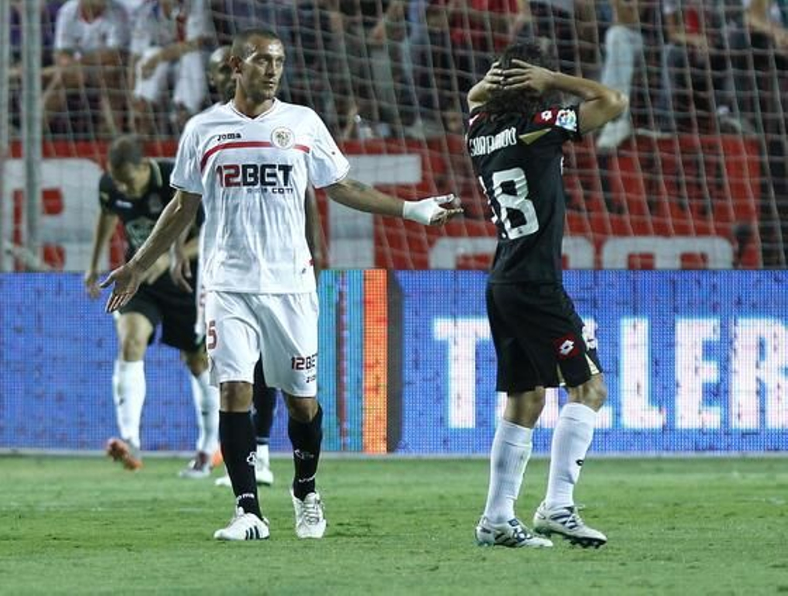 El Sevilla no puede superar al Deportivo de la Couruña en el Sánchez Pizjuán. / Antonio Pizarro